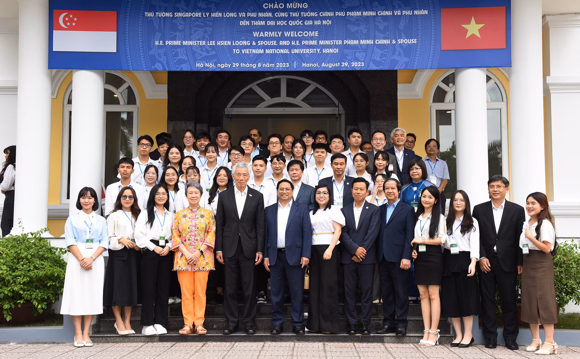 Thủ tướng Phạm Minh Chính và Phu nhân cùng Thủ tướng Singapore Lý Hiển Long và Phu nhân với các sinh viên.