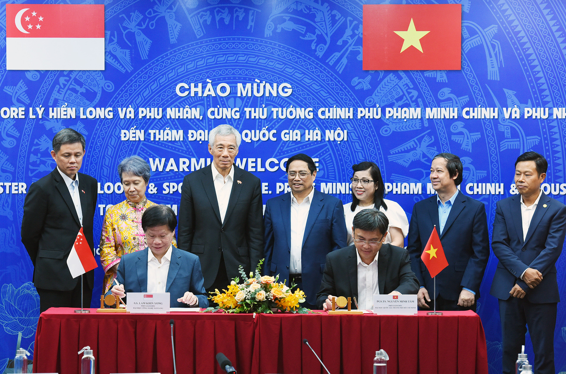 Thủ tướng Phạm Minh Chính và Thủ tướng Lý Hiển Long chứng kiến lễ ký kết các văn bản thỏa thuận hợp tác giữa Đại học Quốc gia TP Hồ Chí Minh và Đại học Công nghệ Nanyang (NTU -Singapore).