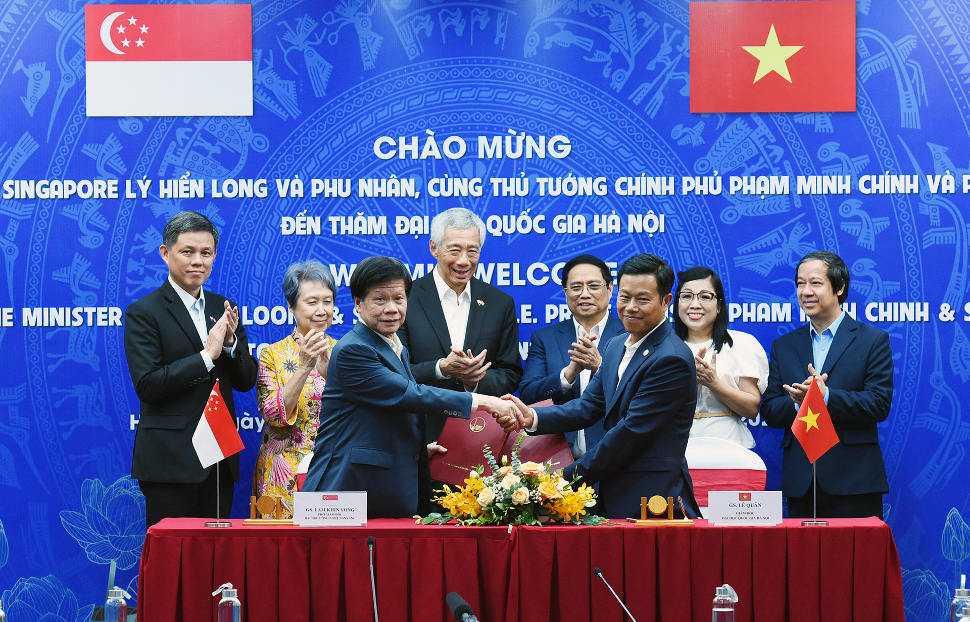 Thủ tướng Phạm Minh Chính và Thủ tướng Lý Hiển Long chứng kiến lễ ký kết các văn bản thỏa thuận hợp tác giữa Đại học Quốc gia Hà Nội và Đại học Công nghệ Nanyang (NTU - Singapore).