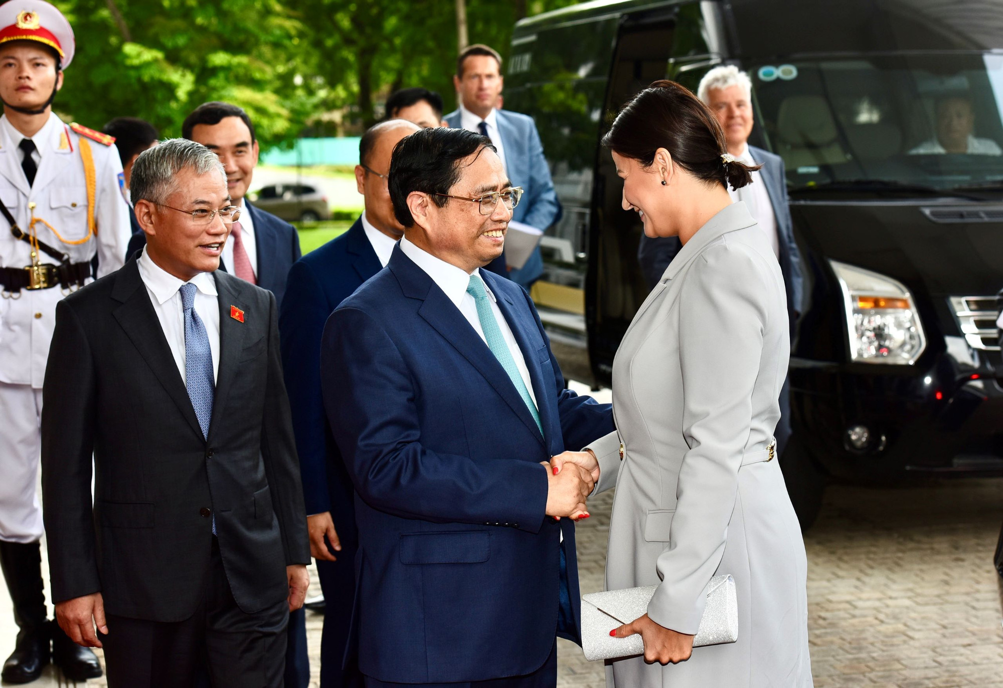 Thủ tướng Phạm Minh Chính đón Chủ tịch Thượng viện Vương quốc Bỉ Stéphanie D'Hose.