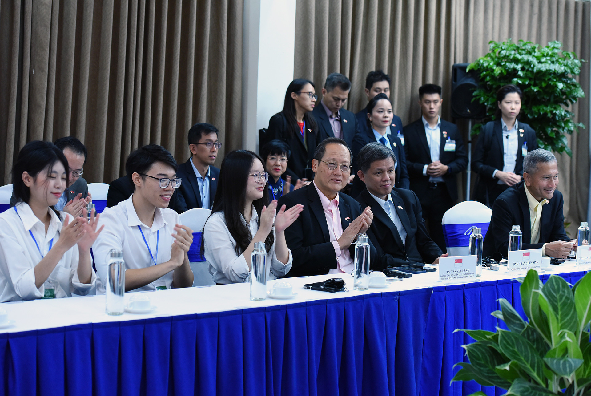 Các em sinh viên và các đại biểu tham dự buổi giao lưu.