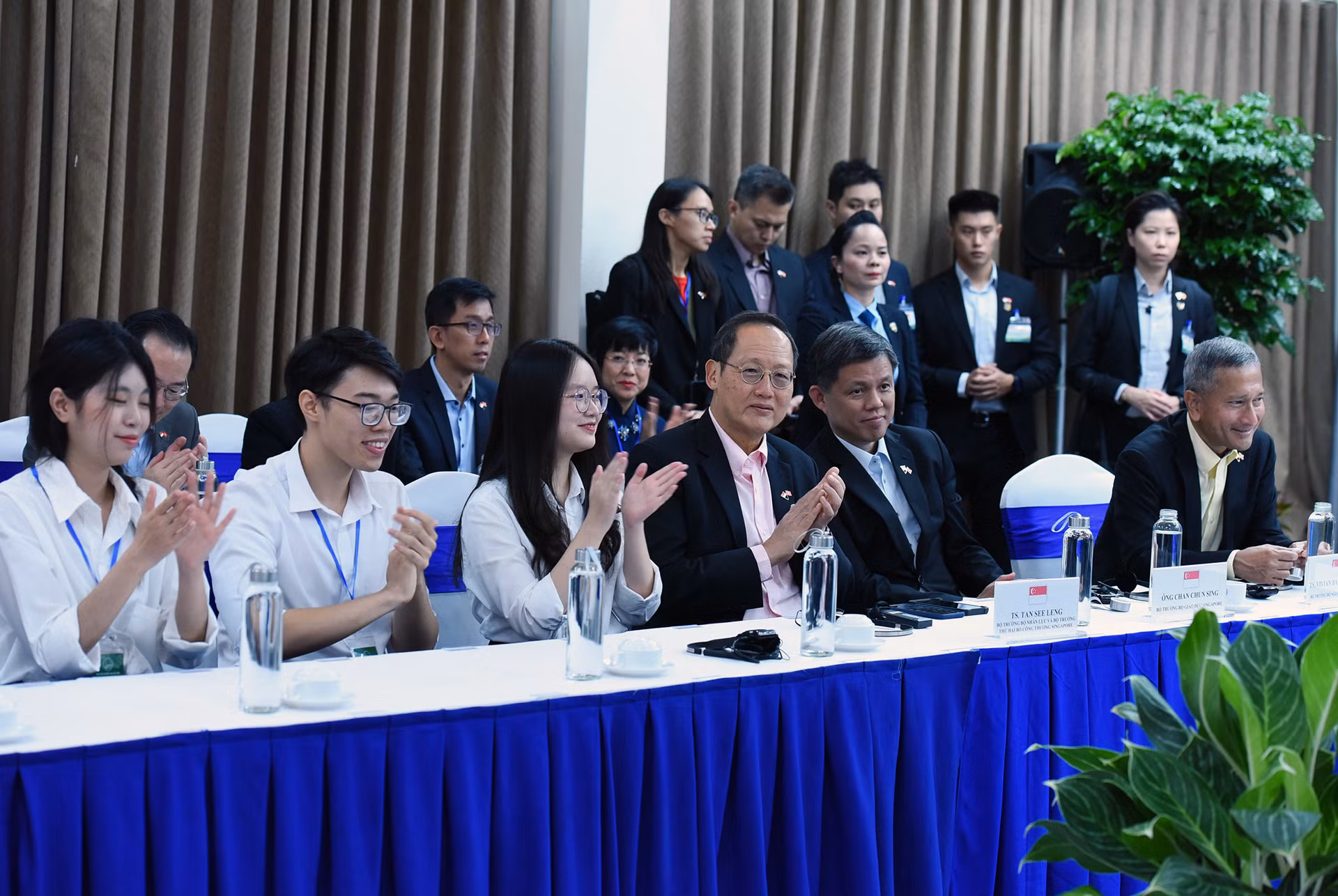 Các em sinh viên và các đại biểu tham dự buổi giao lưu.