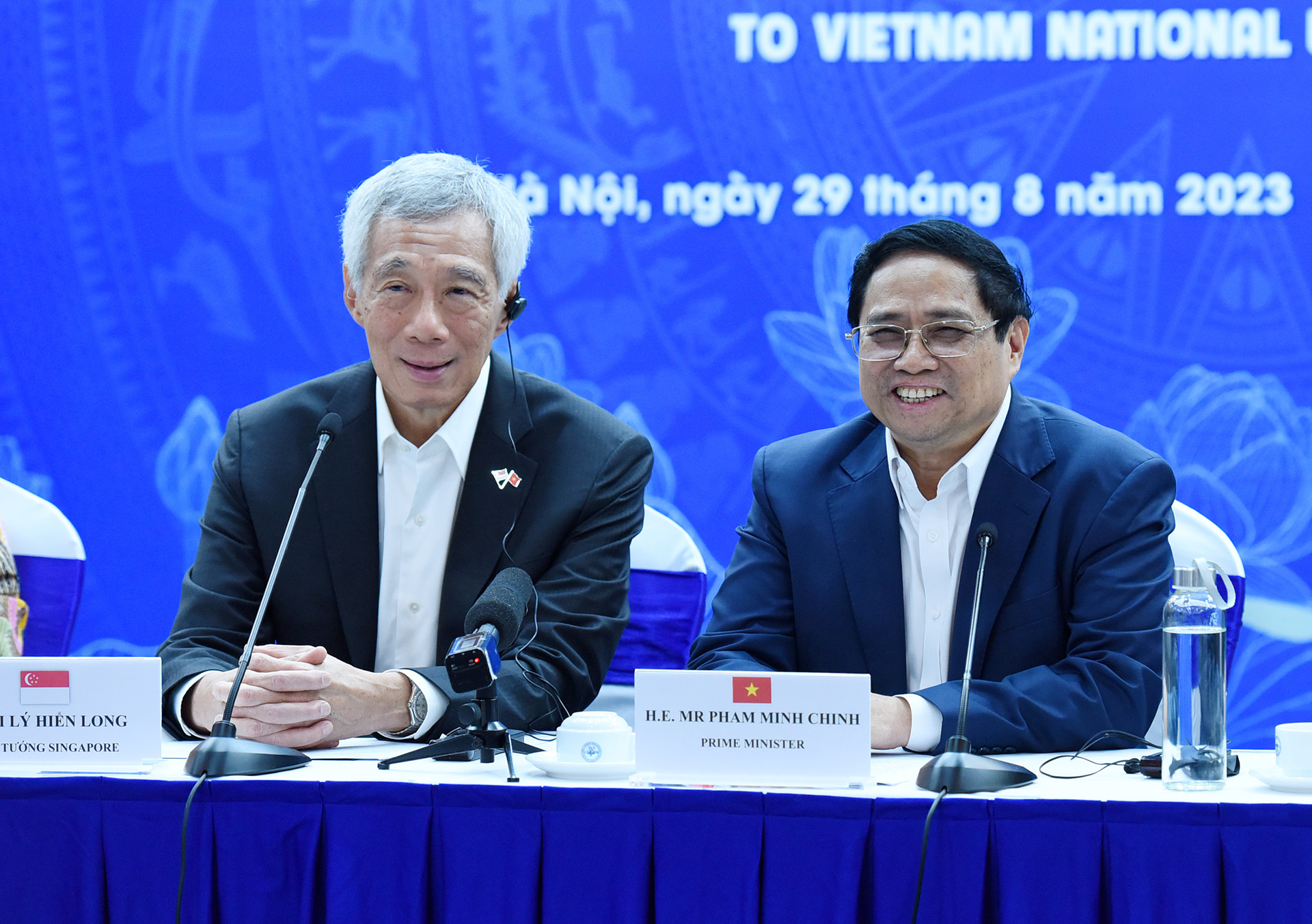 Thủ tướng Phạm Minh Chính và Thủ tướng Lý Hiển Long thẳng thắn chia sẻ, giải đáp thắc mắc của các sinh viên.