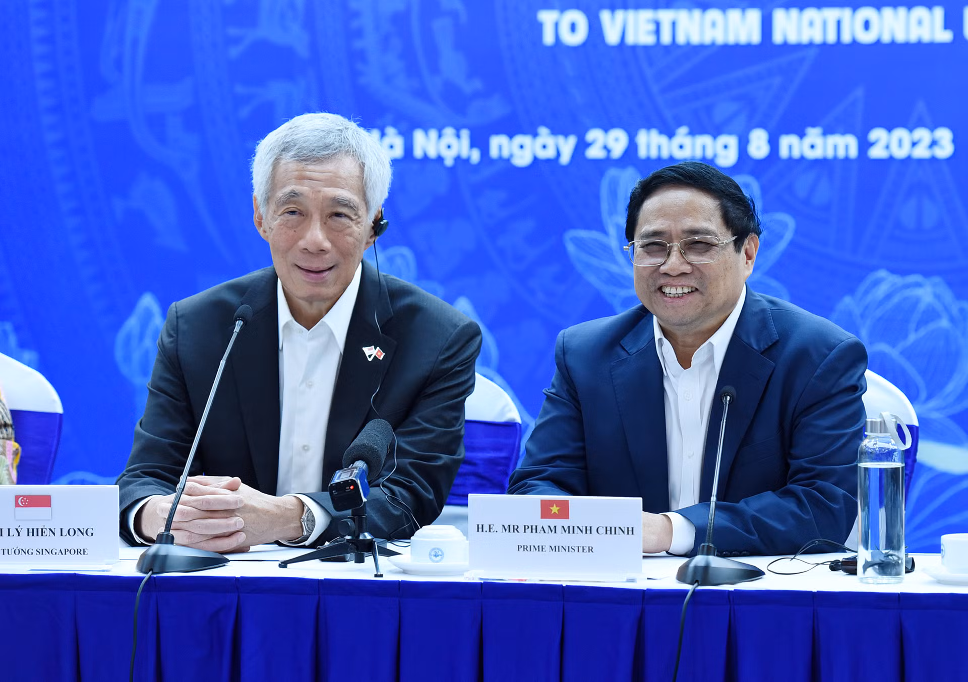 Thủ tướng Phạm Minh Chính và Thủ tướng Lý Hiển Long thẳng thắn chia sẻ, giải đáp thắc mắc của các sinh viên.