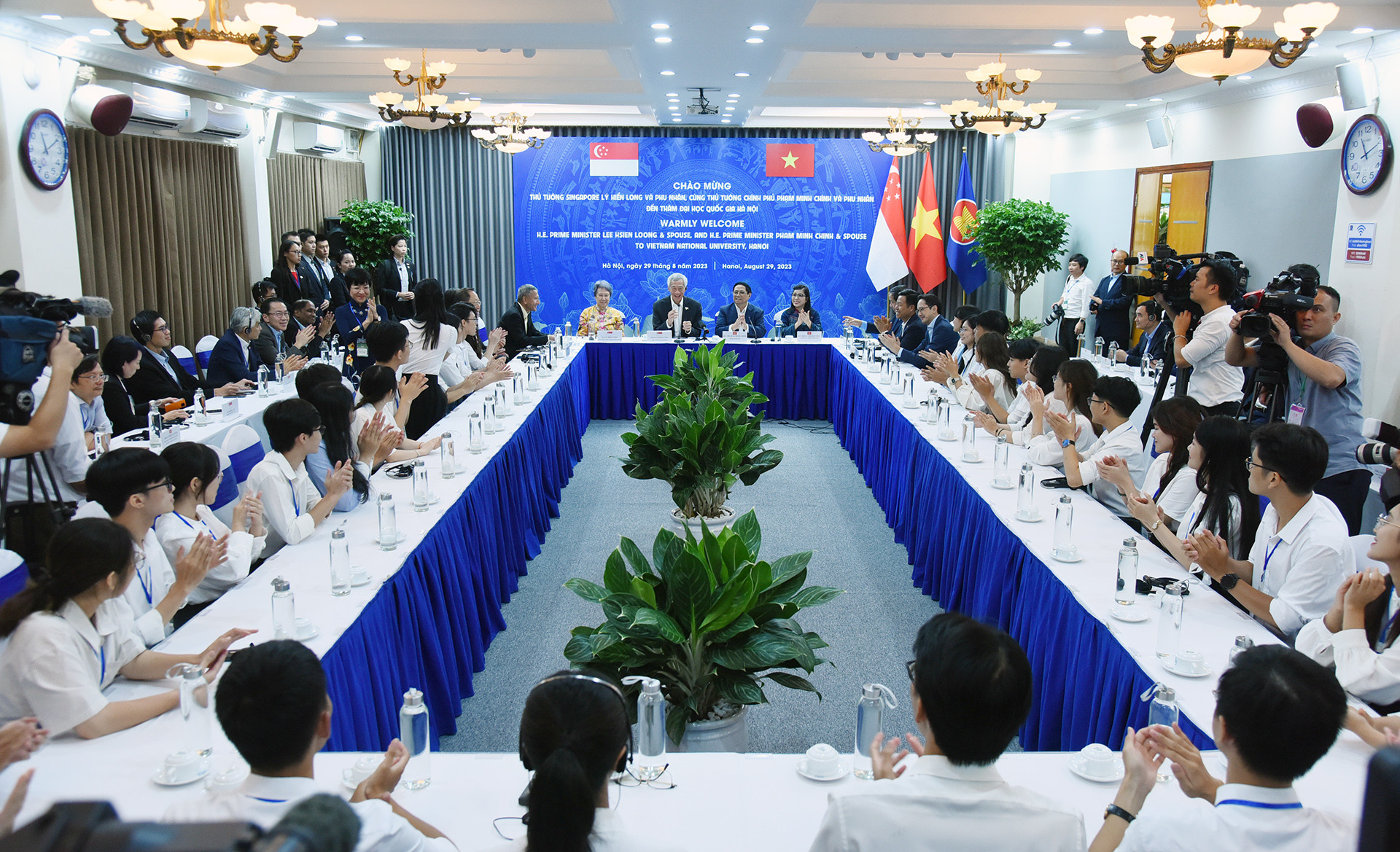 Thủ tướng Phạm Minh Chính, Thủ tướng Singapore Lý Hiển Long cùng hai Phu nhân giao lưu với sinh viên.