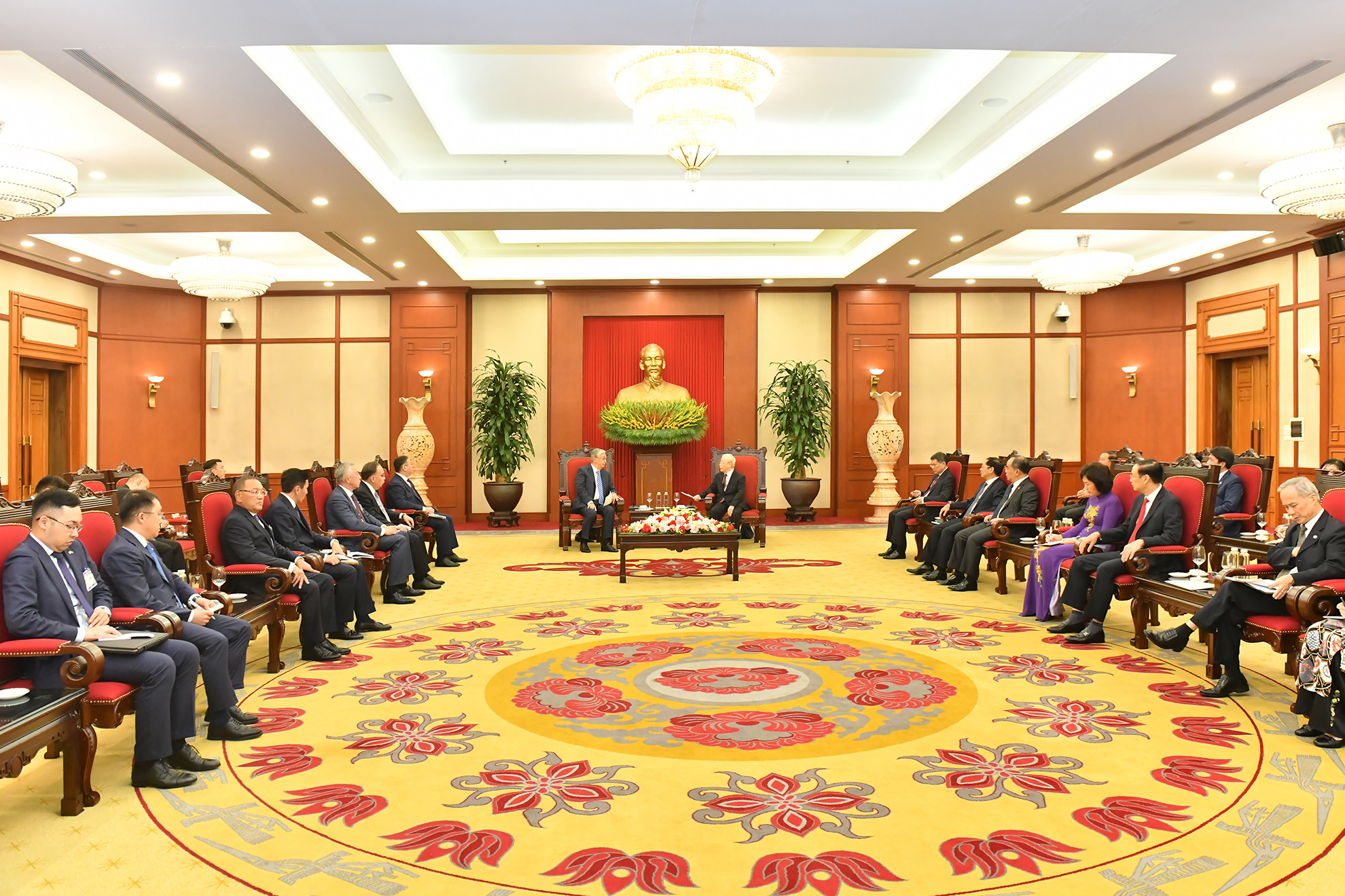 Quang cảnh buổi tiếp Tổng thống Cộng hòa Kazakhstan Kassym-Jomart Tokayev tại Trụ sở Trung ương Đảng.
