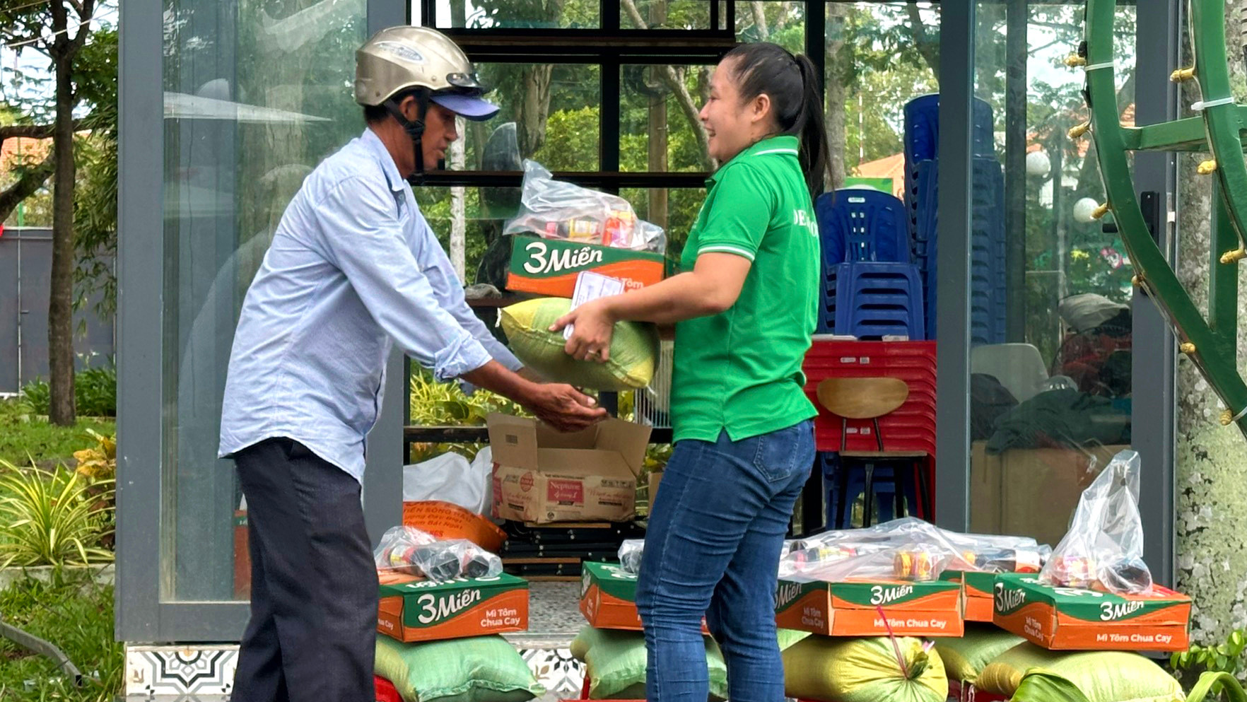 Nhiều phần quà tại quán cà-phê treo được gửi tặng người nghèo, qua đó góp phần lan tỏa mô hình cà-phê treo.