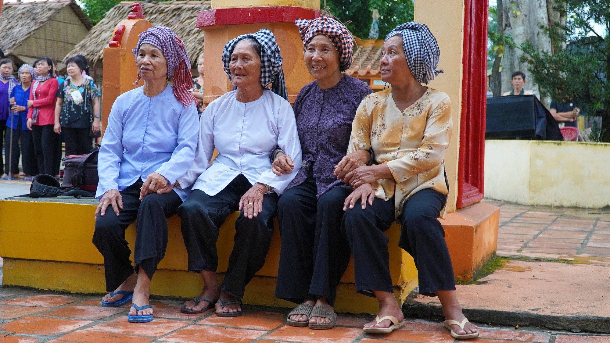 Người dân xem biểu diễn tuồng cổ. (Ảnh: HỮU NGHĨA)