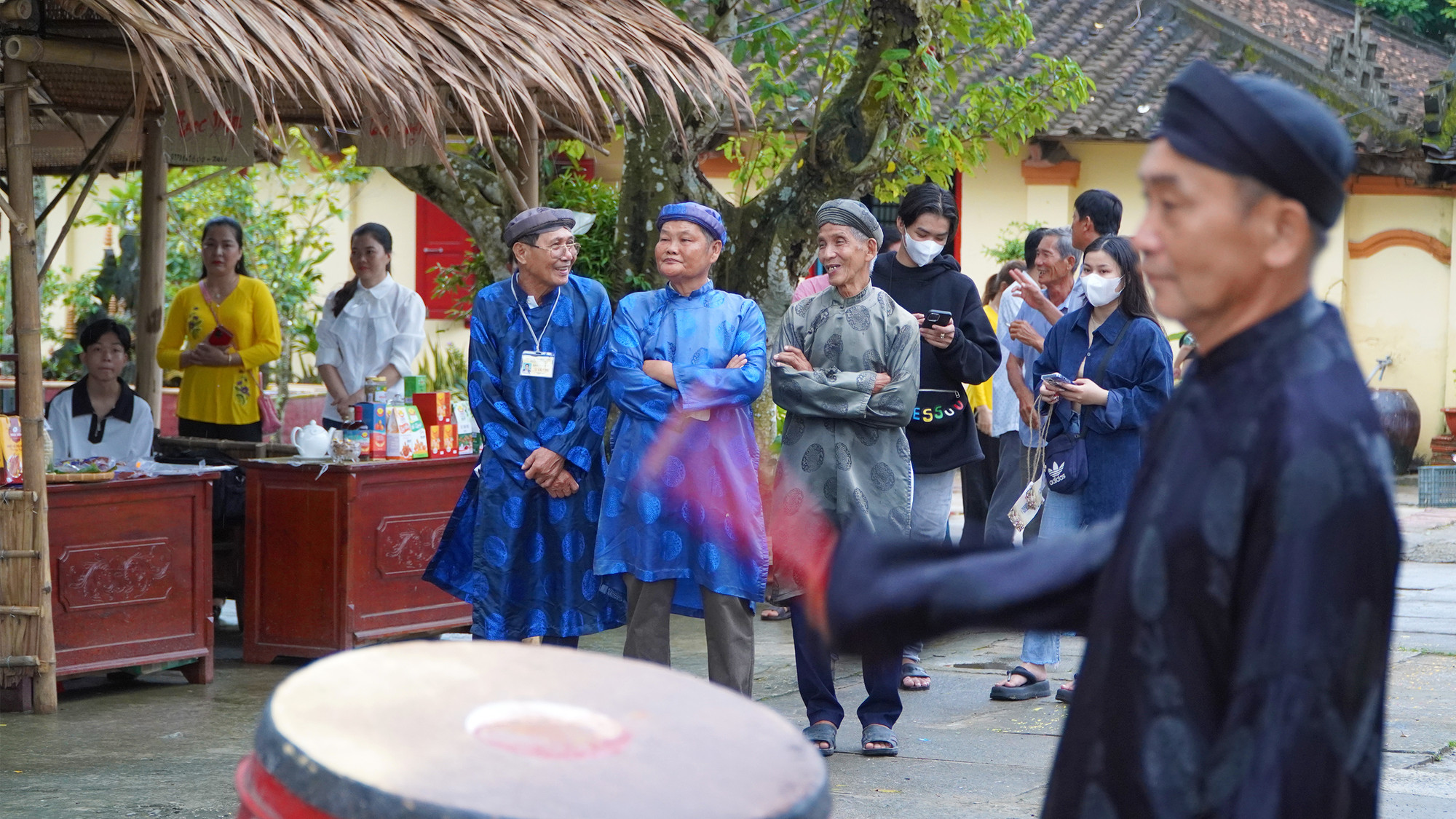 Người dân xem biểu diễn tuồng cổ. (Ảnh: HỮU NGHĨA)