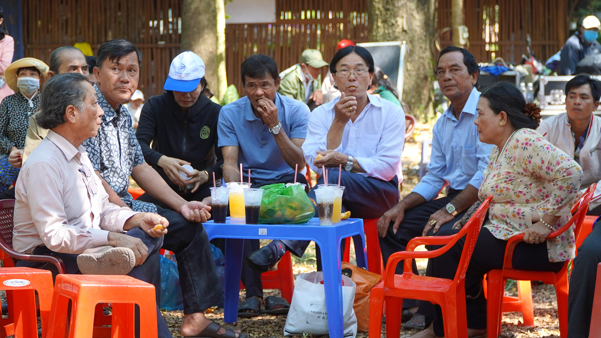 Sau khi tham quan Khu di tích Gò Tháp, người dân ngồi lại với nhau ăn uống, xem văn nghệ. (Ảnh: HỮU NGHĨA)