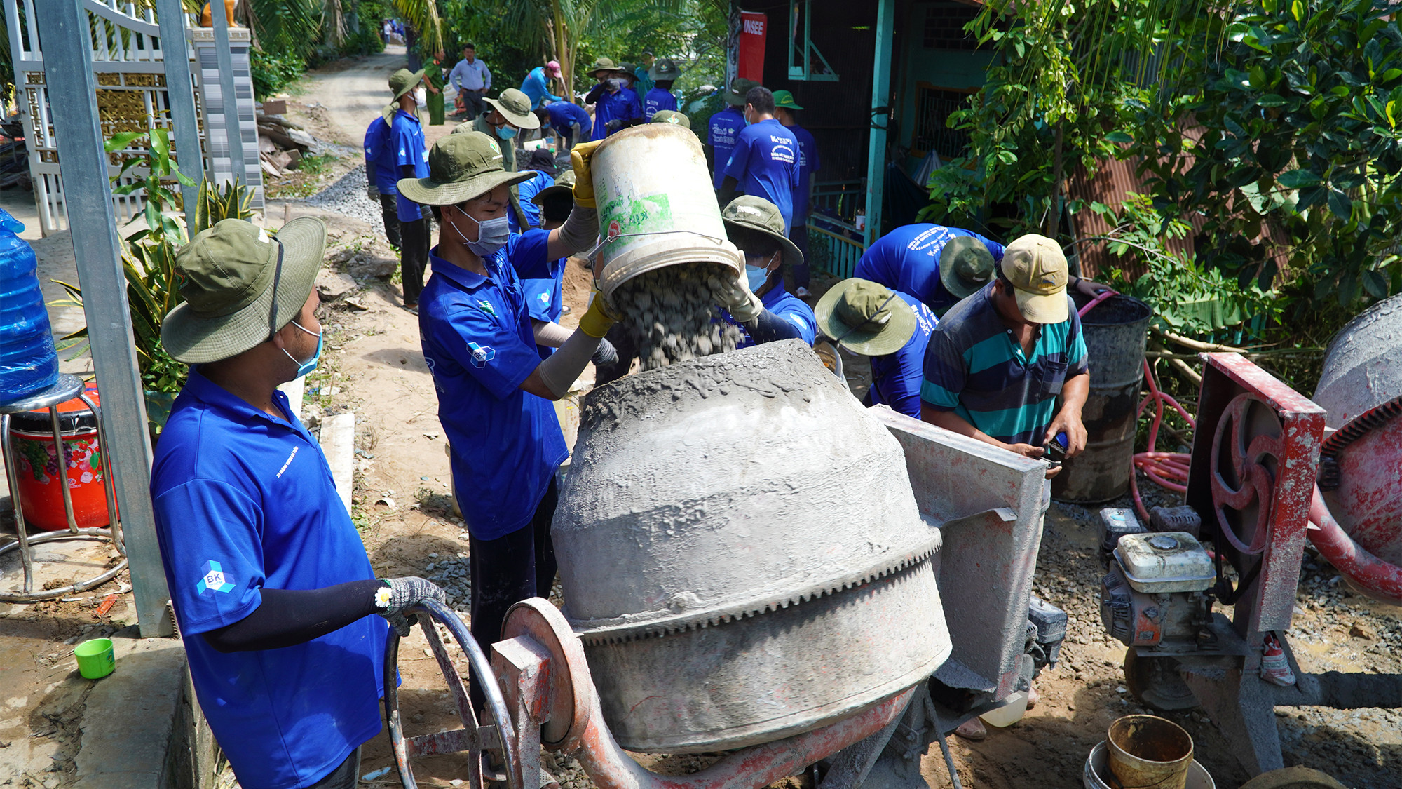 Tiếp tục công việc trộn hồ.