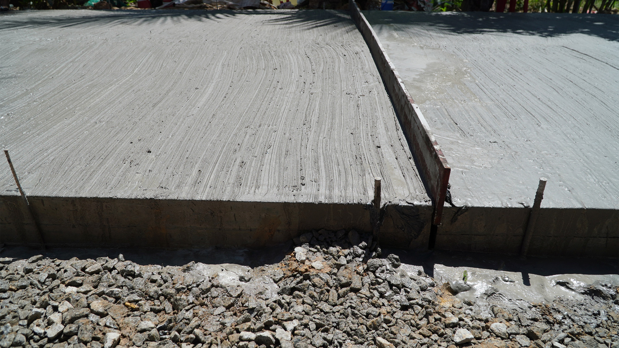 2 tấm bê-tông được các bạn trẻ đổ hoàn thành trong buổi trưa.