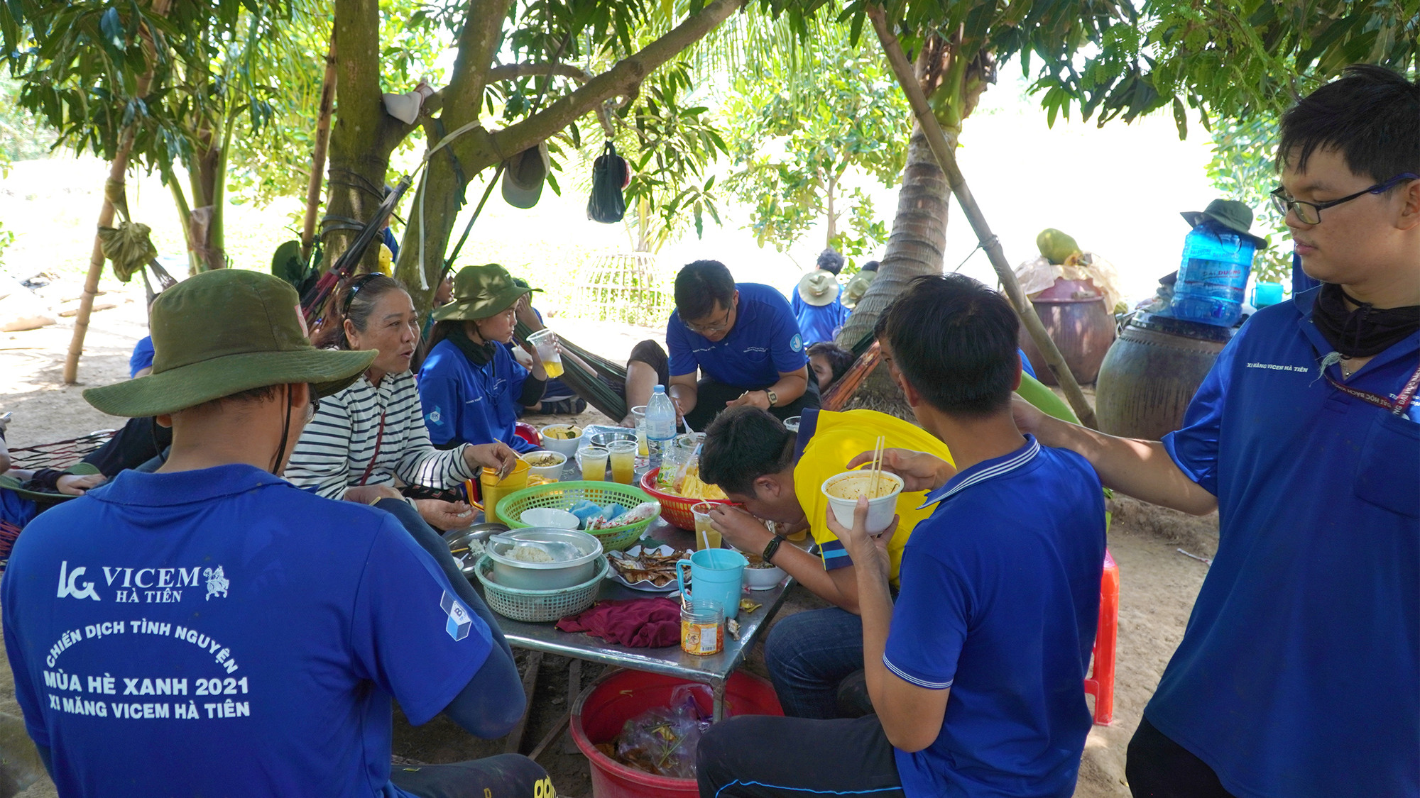 Chiến sĩ tình nguyện dùng bữa trưa với bà con.