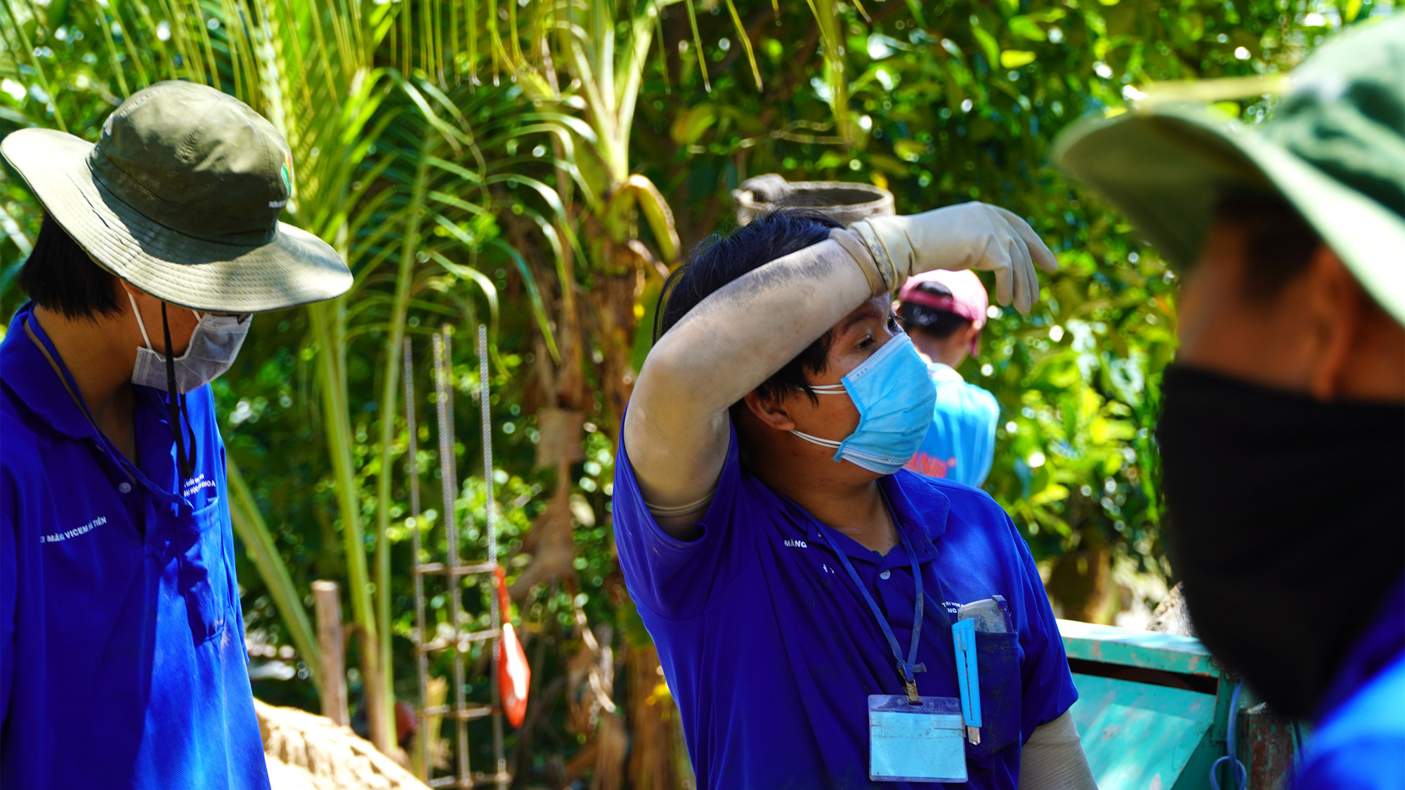 Đổ mồ hôi giữa trưa hè.