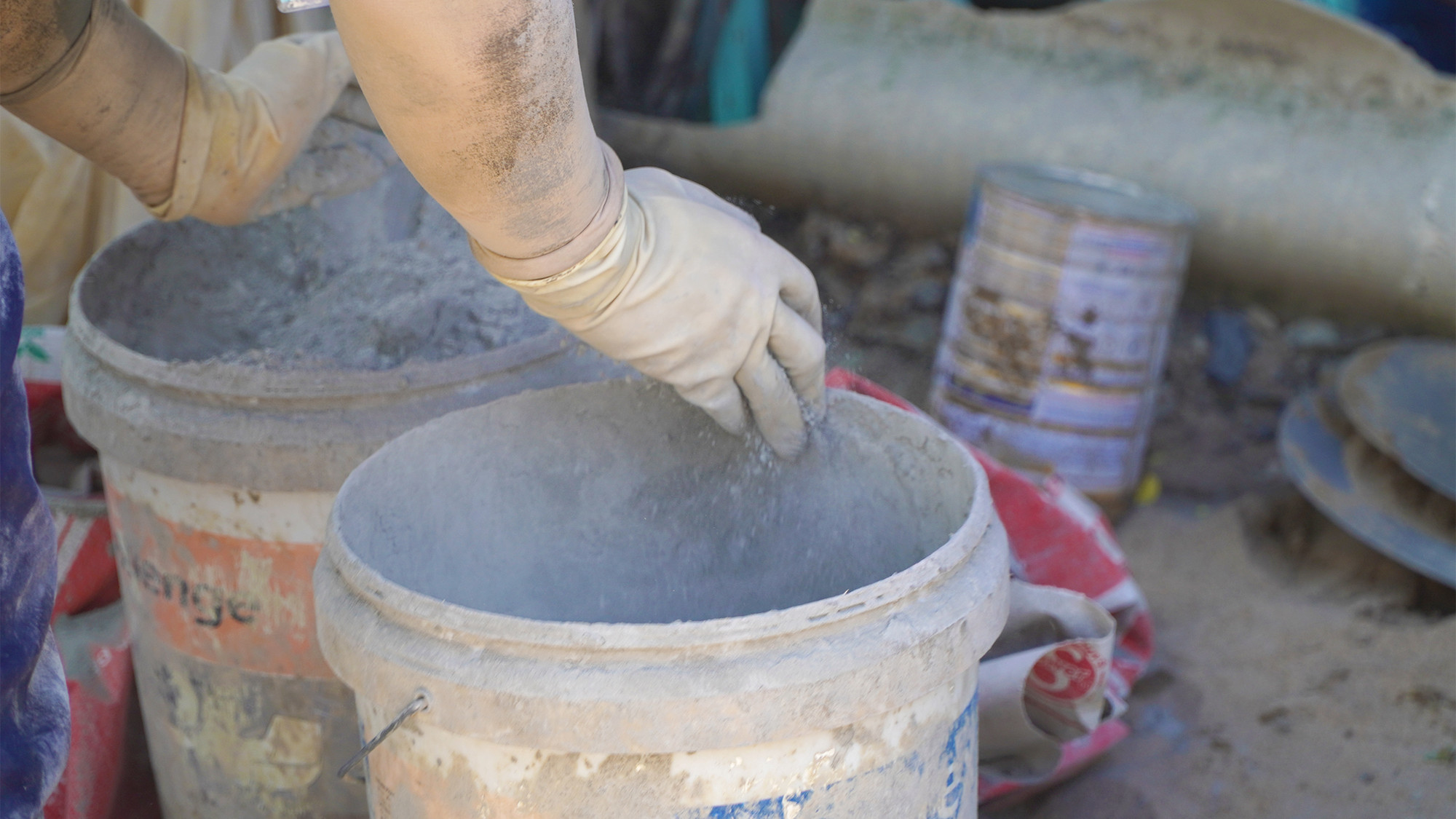 Mang xi-măng ra cối trộn bê-tông.