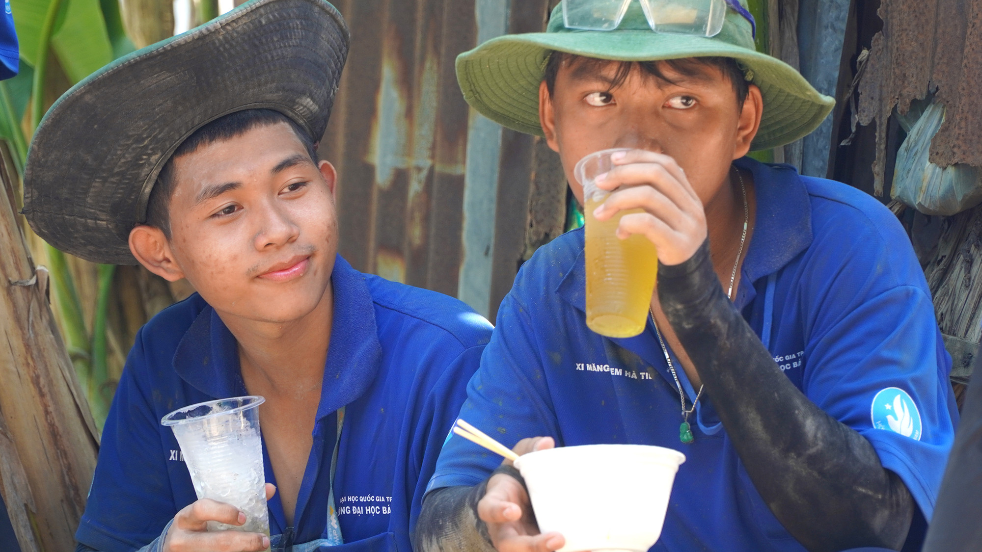 Chiến sĩ tình nguyện dùng bữa trưa và uống trà đường.