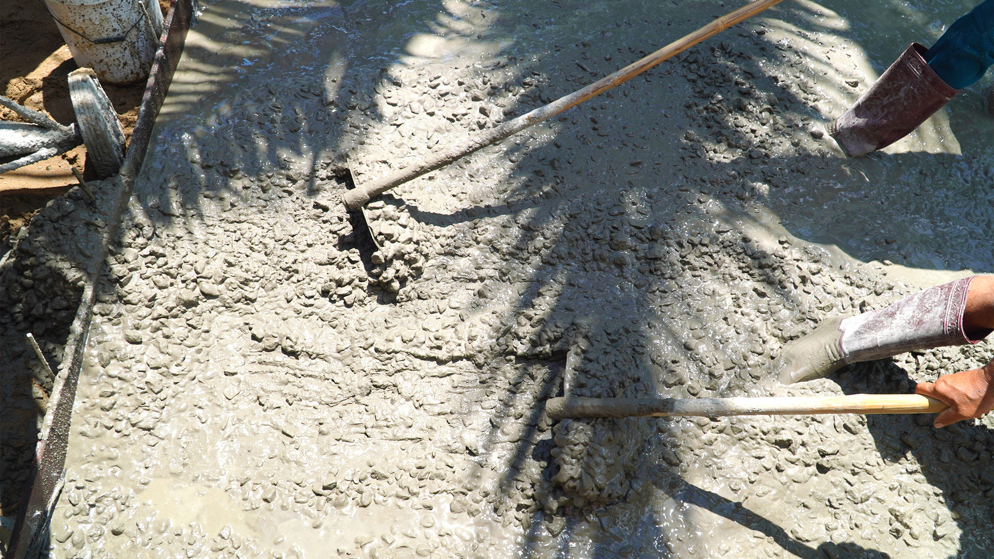 Các dân quân tích cực cùng chiến sĩ làm đường.