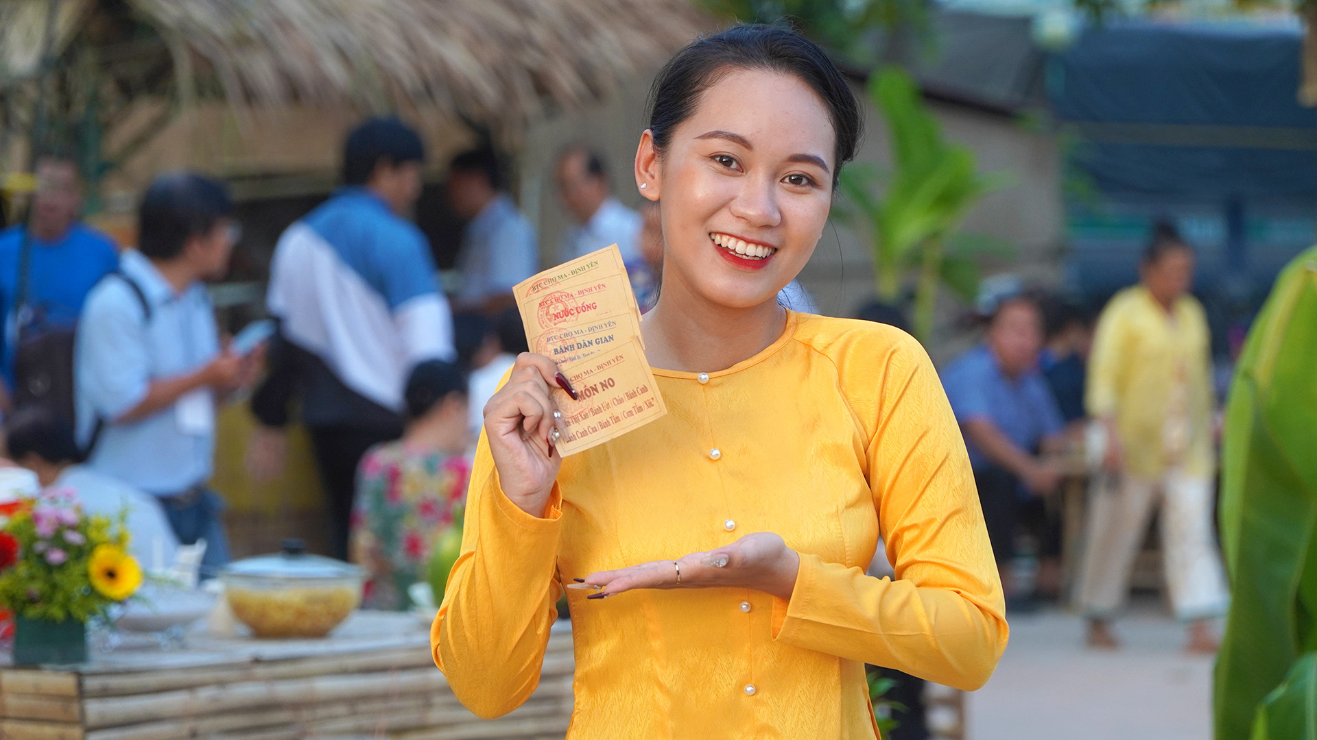 Một du khách khoe các phiếu mua món ăn, uống tại quầy ẩm thực. (Ảnh: HỮU NGHĨA)