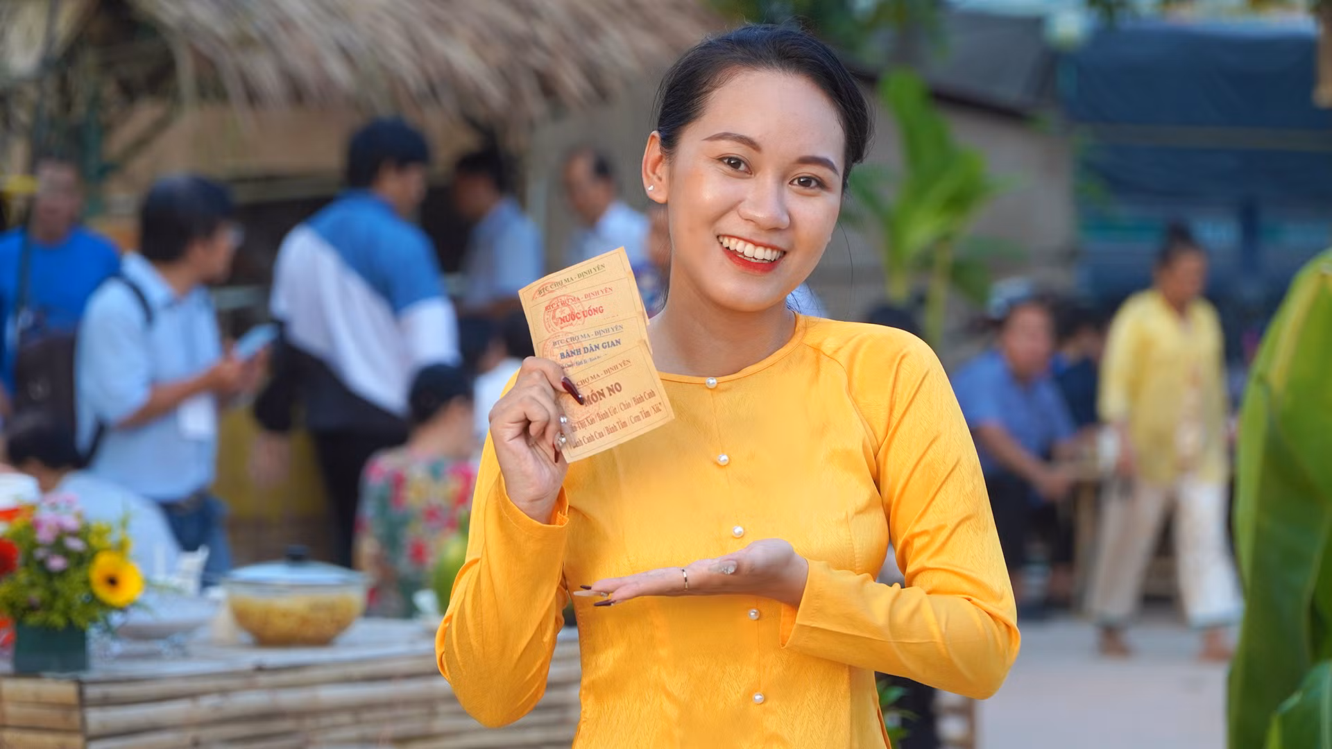 Một du khách khoe các phiếu mua món ăn, uống tại quầy ẩm thực. (Ảnh: HỮU NGHĨA)