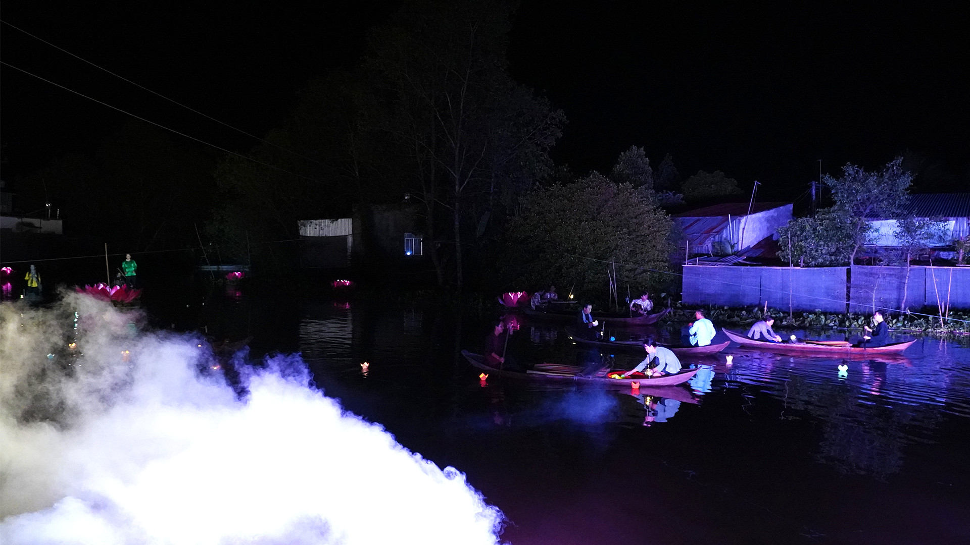 Cảnh trai gái trong làng bơi xuồng trên rạch. (Ảnh: HỮU NGHĨA)