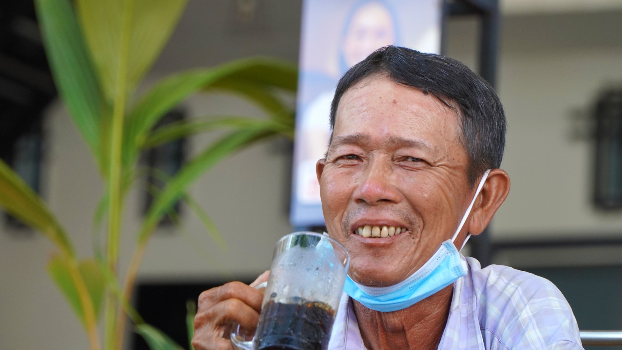 Vị khách bán vé số ngồi uống cà-phê treo.