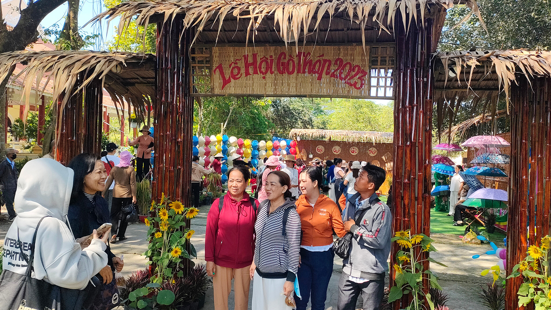 Du khách chụp ảnh lưu niệm tại một tiểu cảnh góc quê ở Gò Tháp. (Ảnh: HỮU NGHĨA)