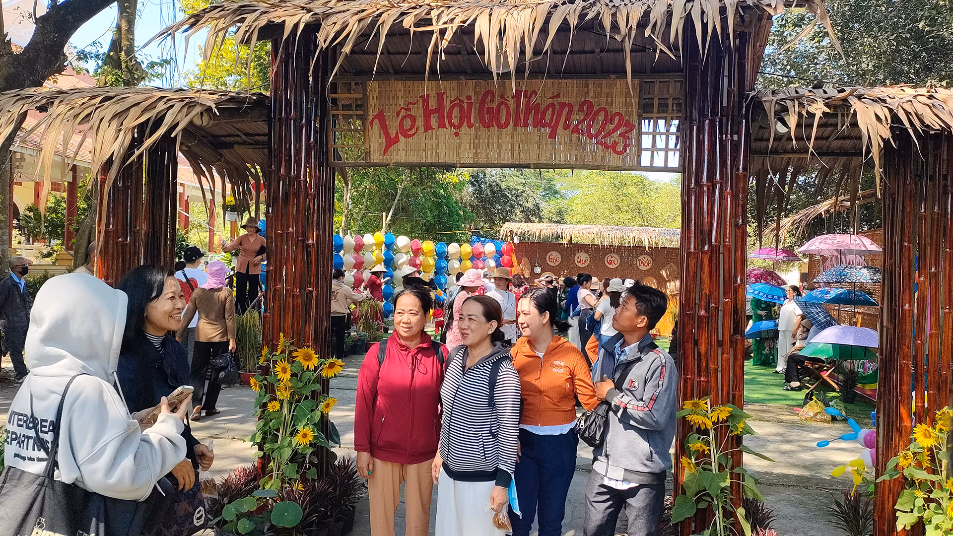 Du khách chụp ảnh lưu niệm tại một tiểu cảnh góc quê ở Gò Tháp. (Ảnh: HỮU NGHĨA)