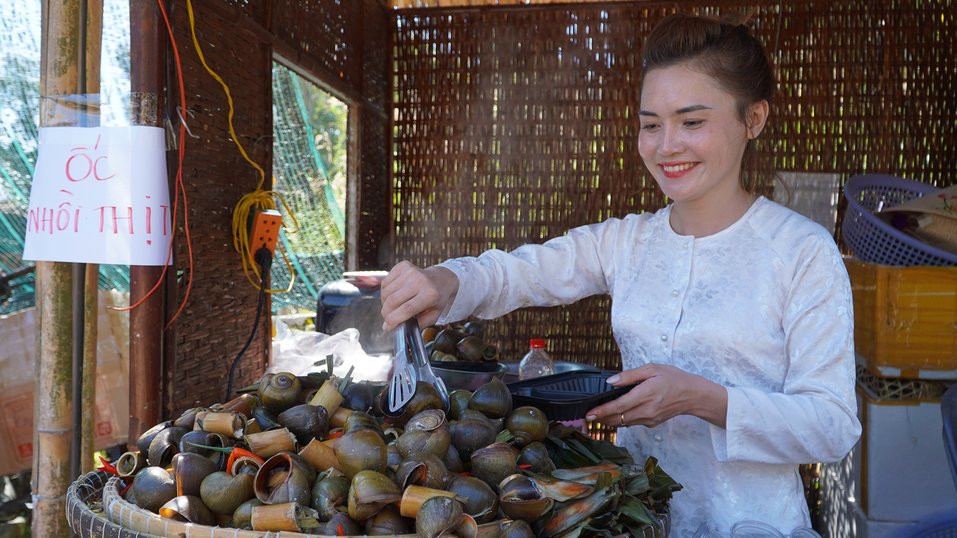 Một gian hàng ốc gác bếp, món ăn đặc sản của vùng đất Đồng Tháp tại Chợ quê Gò Tháp. (Ảnh: HỮU NGHĨA)