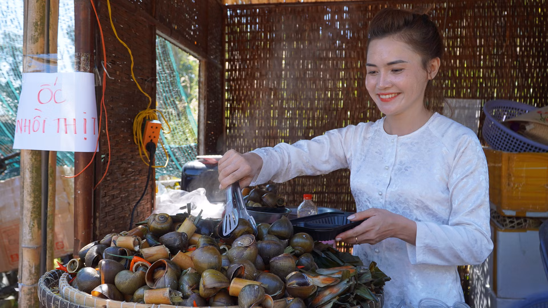 Một gian hàng ốc gác bếp, món ăn đặc sản của vùng đất Đồng Tháp tại Chợ quê Gò Tháp. (Ảnh: HỮU NGHĨA)