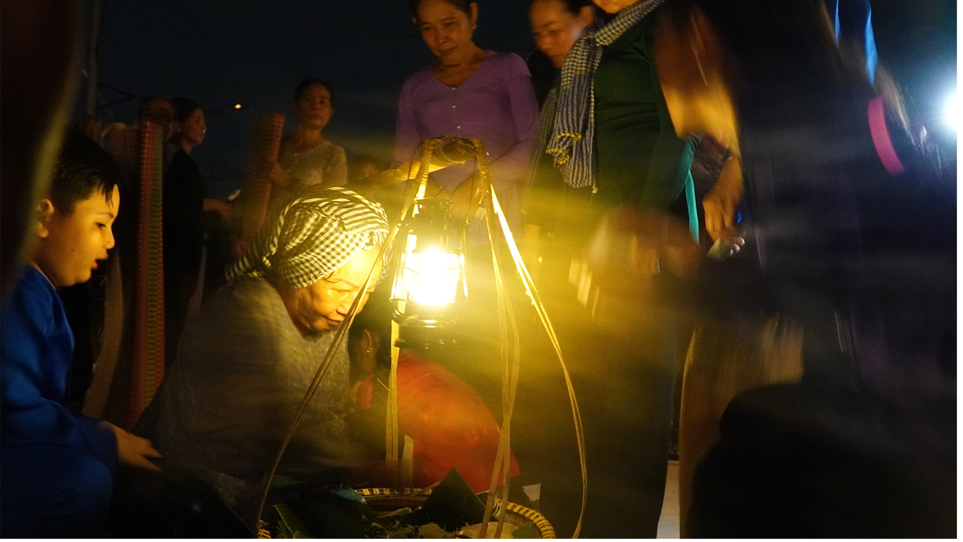 Cảnh bán thức ăn đêm tại đêm tái hiện "Chợ ma". (Ảnh: HỮU NGHĨA)