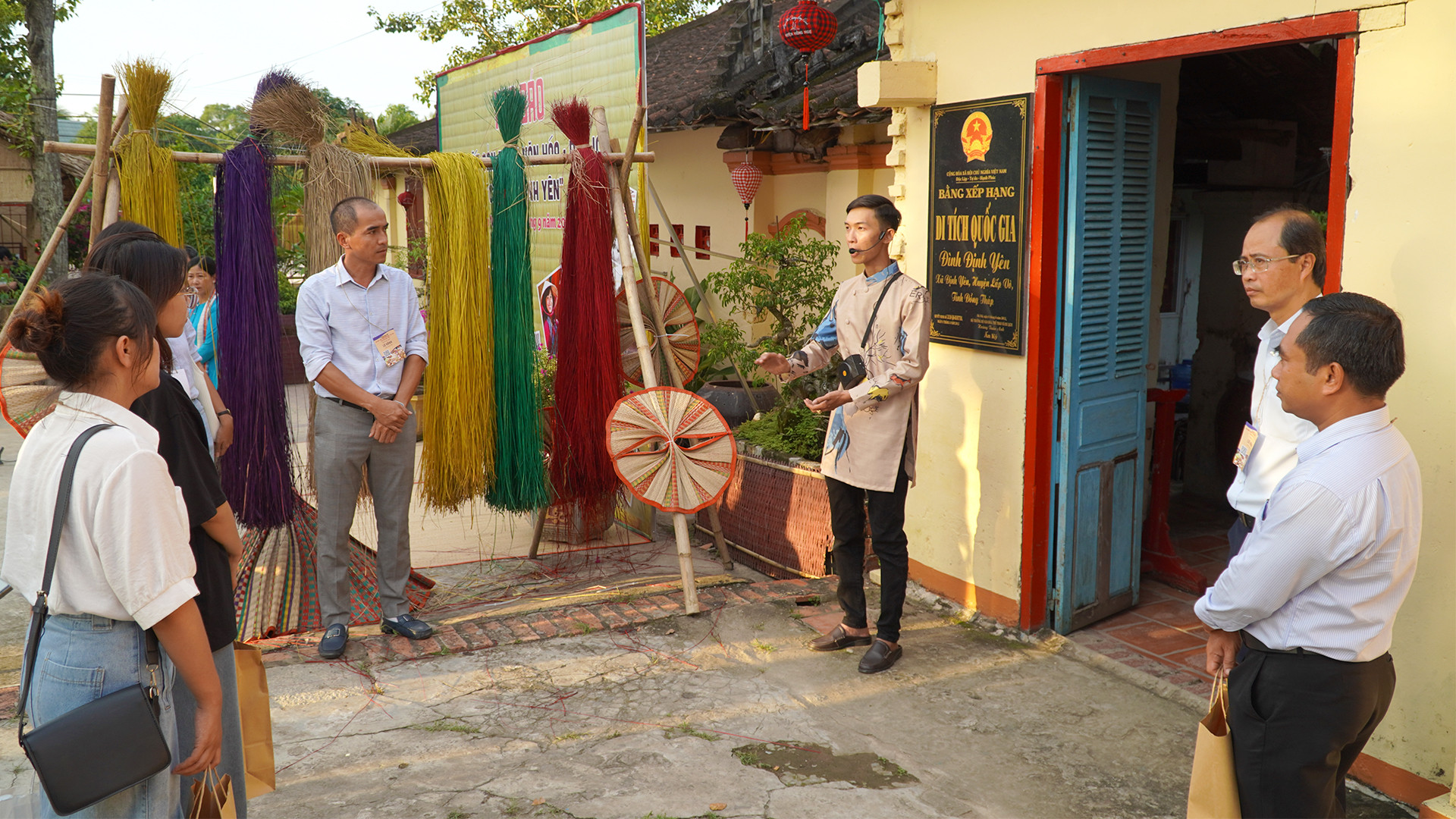 Du khách tham quan đình Định Yên. (Ảnh: HỮU NGHĨA)