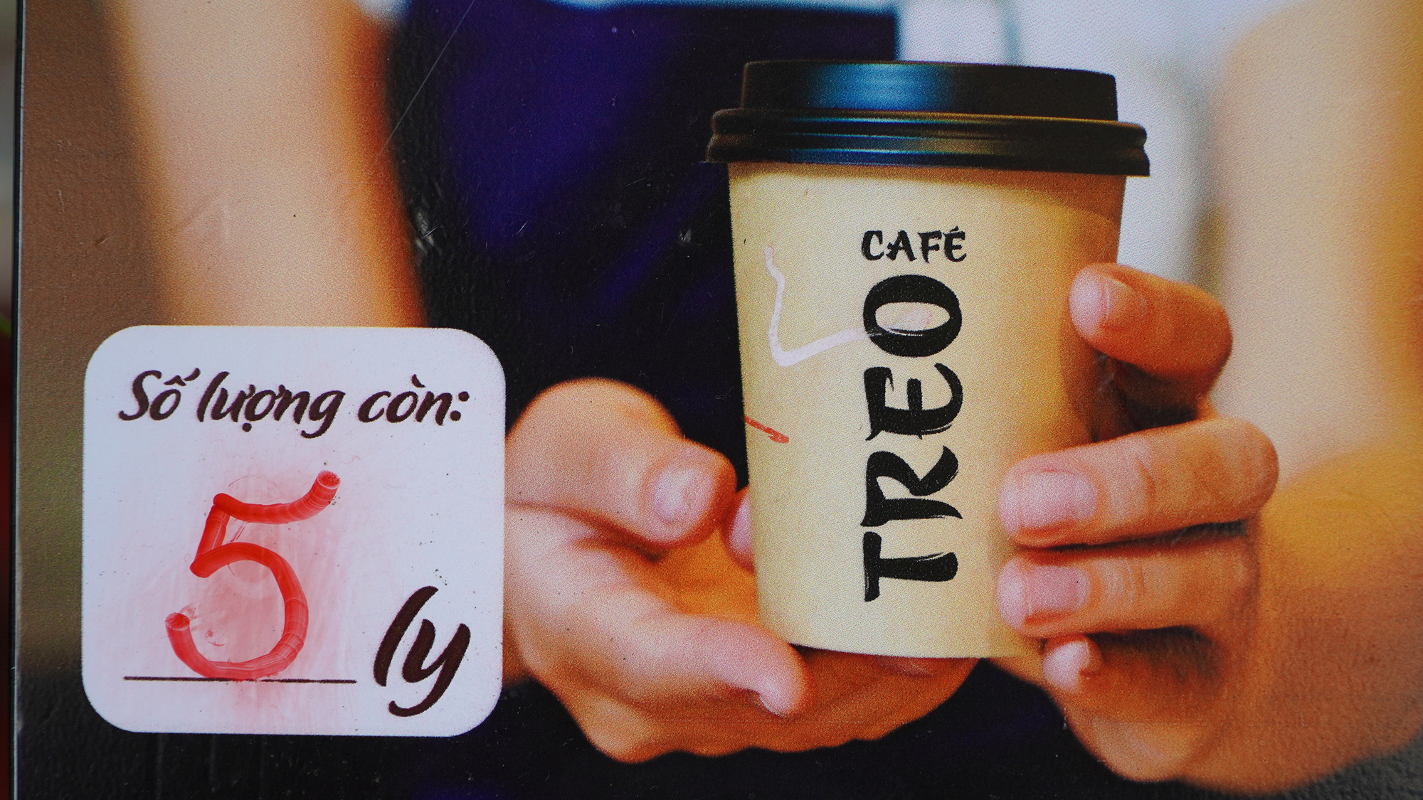 Một quán cà-phê treo ở thành phố Sa Đéc ghi số lượng ly cà-phê treo còn lại trong ngày.