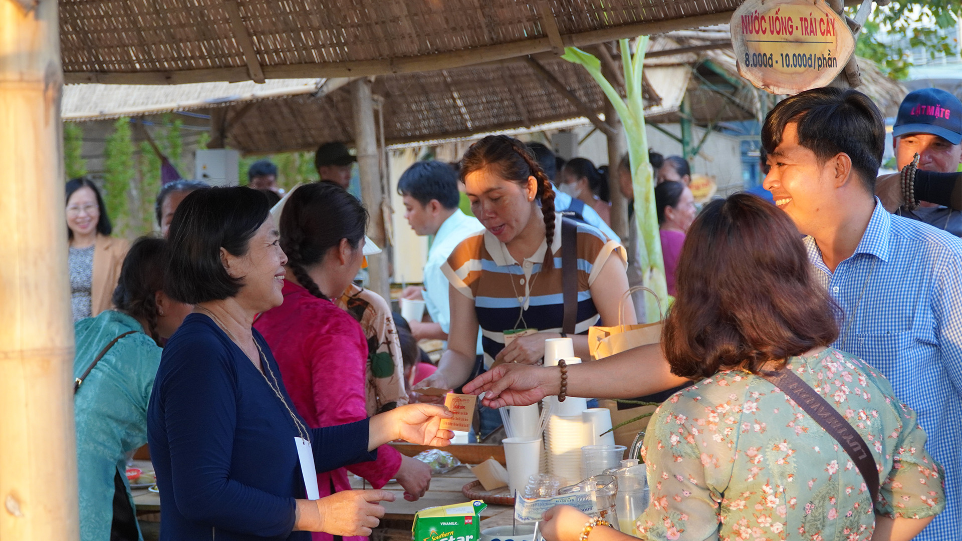 Hoạt động ẩm thực tại buổi tái hiện "Chợ ma" (Ảnh: HỮU NGHĨA)