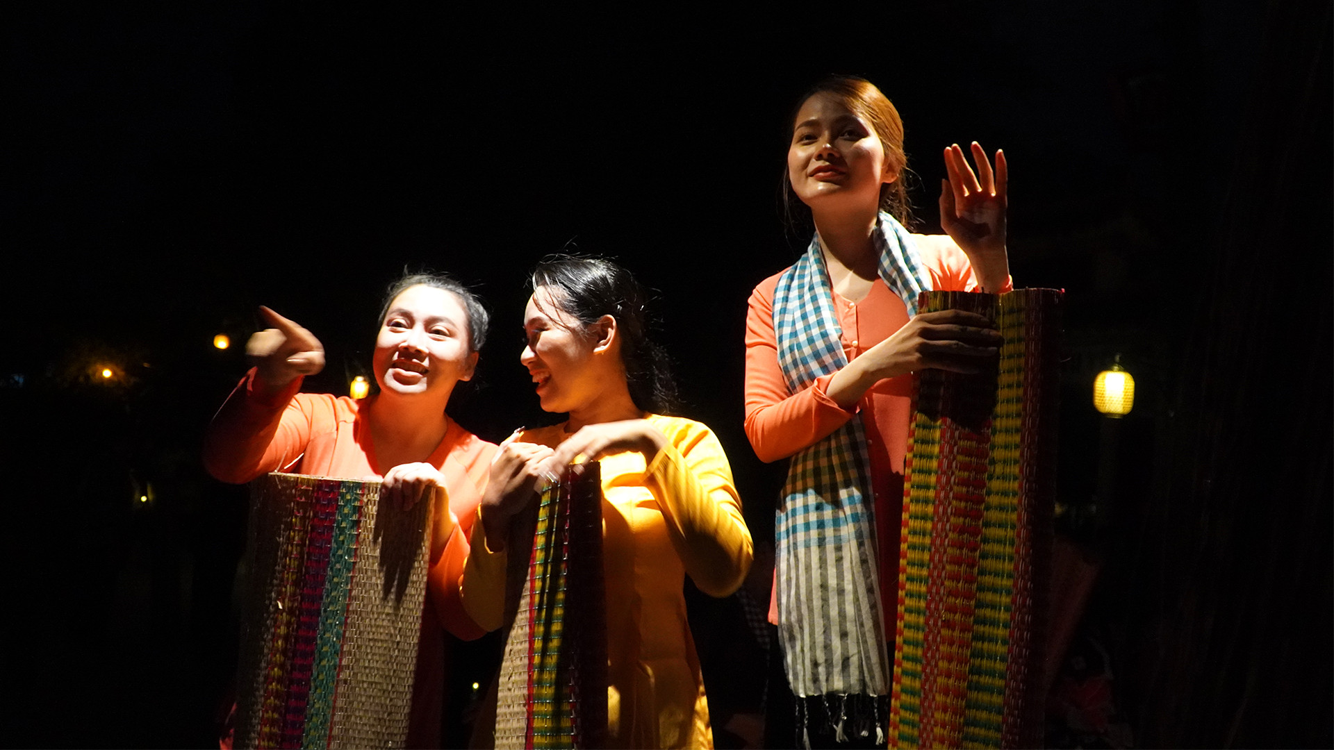 Cảnh giao lưu, trêu đùa trong lúc bán chiếu. (Ảnh: HỮU NGHĨA)