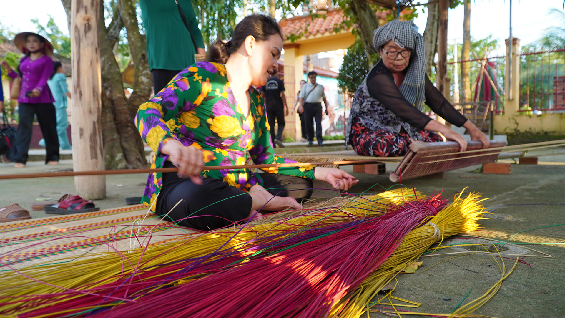 Tái hiện nghề dệt chiếu truyền thống ở Định Yên. (Ảnh: HỮU NGHĨA)