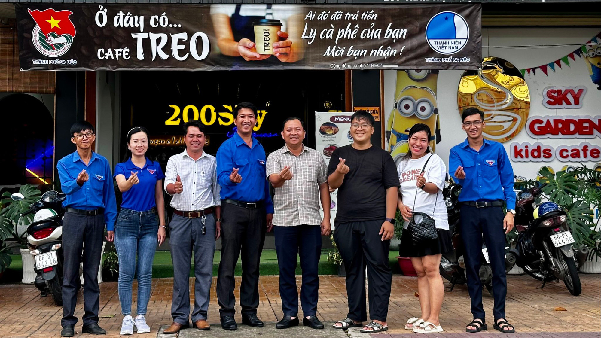 Cán bộ, đoàn viên thanh niên Tỉnh đoàn, thành đoàn Sa Đéc và chủ quán cà-phê treo tại thành phố Sa Đéc tại buổi ra mắt mô hình cà-phê treo.