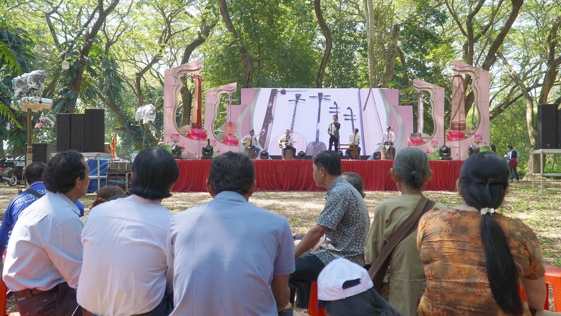 Biểu diễn tiết mục đờn ca tài tử tại Khu di tích Gò Tháp. (Ảnh: HỮU NGHĨA)