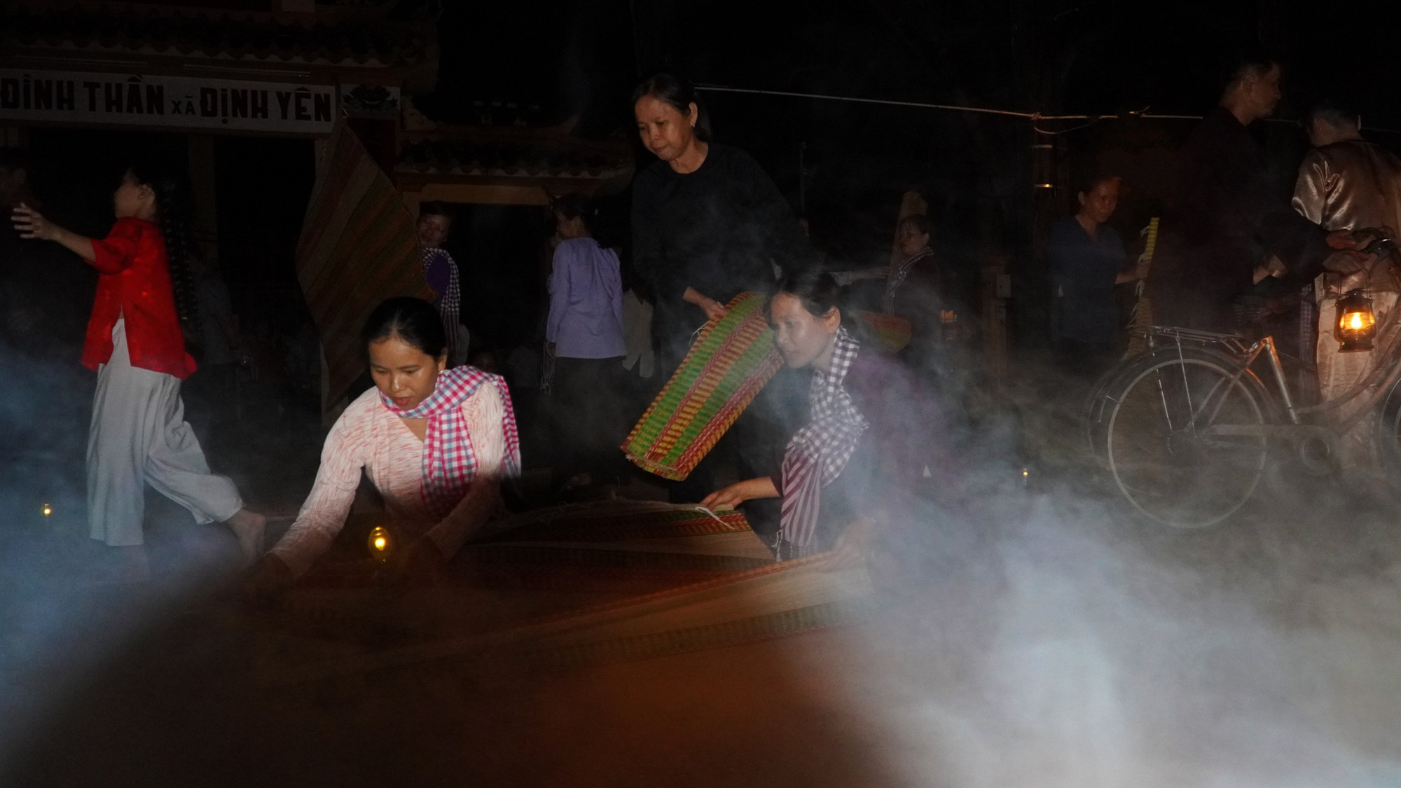 Thực cảnh tái hiện “Chợ ma Định Yên-Lấp Vò-Đồng Tháp”. (Ảnh: HỮU NGHĨA)