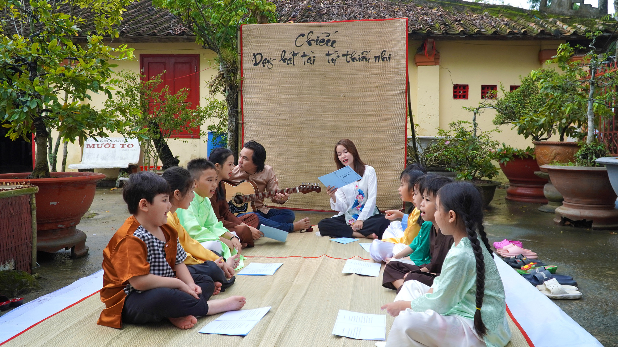 Dạy hát tài tử thiếu nhi tại buổi tái hiện. (Ảnh: HỮU NGHĨA)