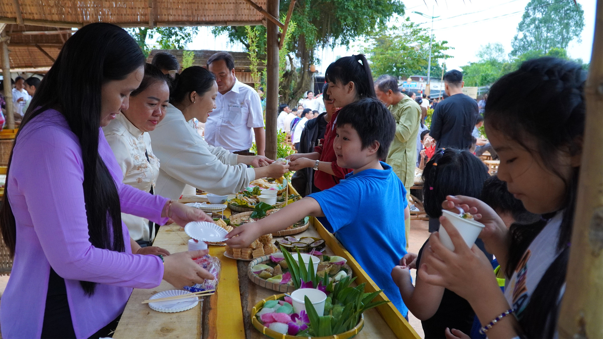 Hoạt động ẩm thực tại buổi tái hiện. (Ảnh: HỮU NGHĨA)