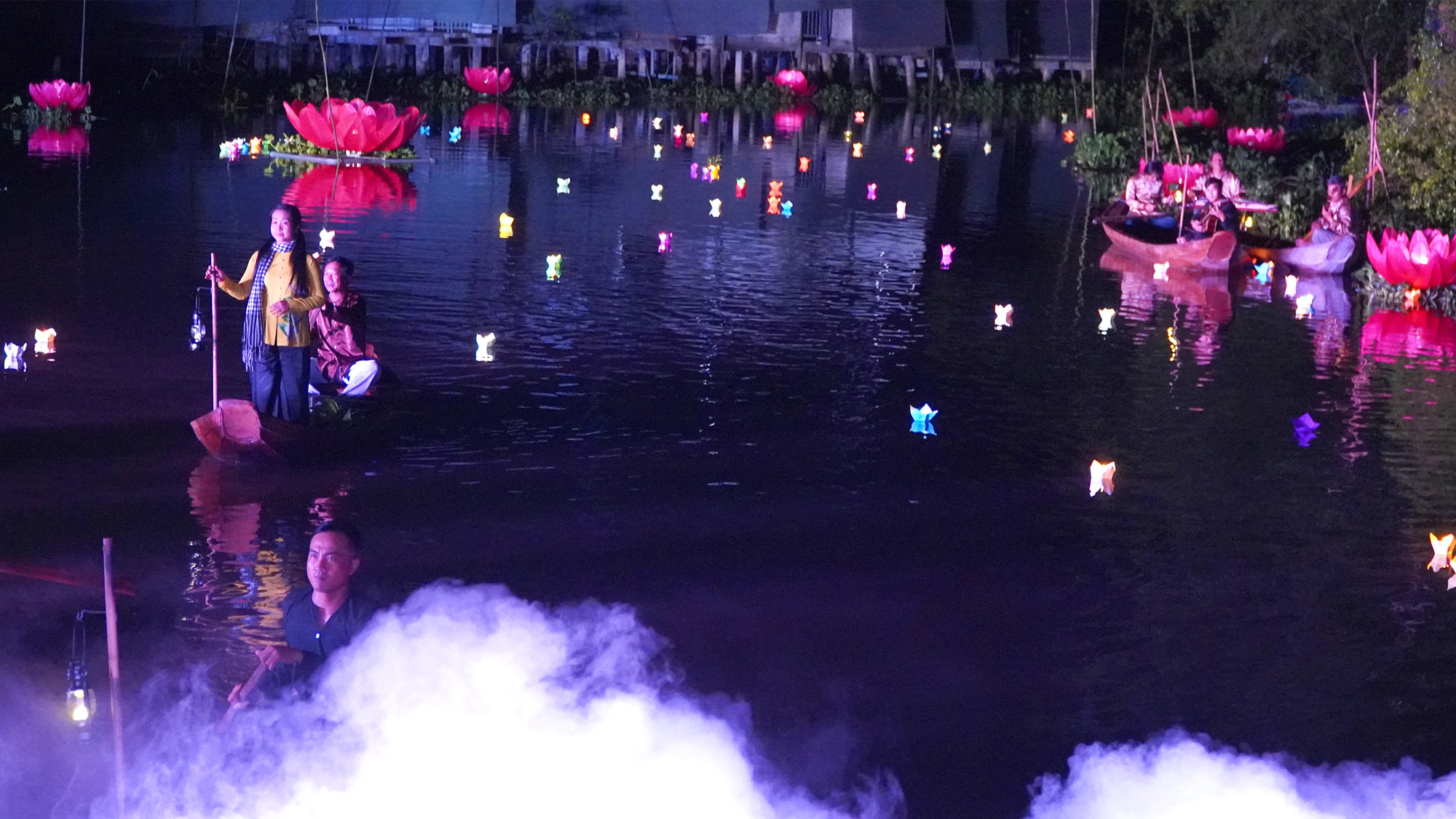 Cảnh trai gái trong làng bơi qua lại trên sông, cất đôi câu hò Đồng Tháp. (Ảnh: HỮU NGHĨA)