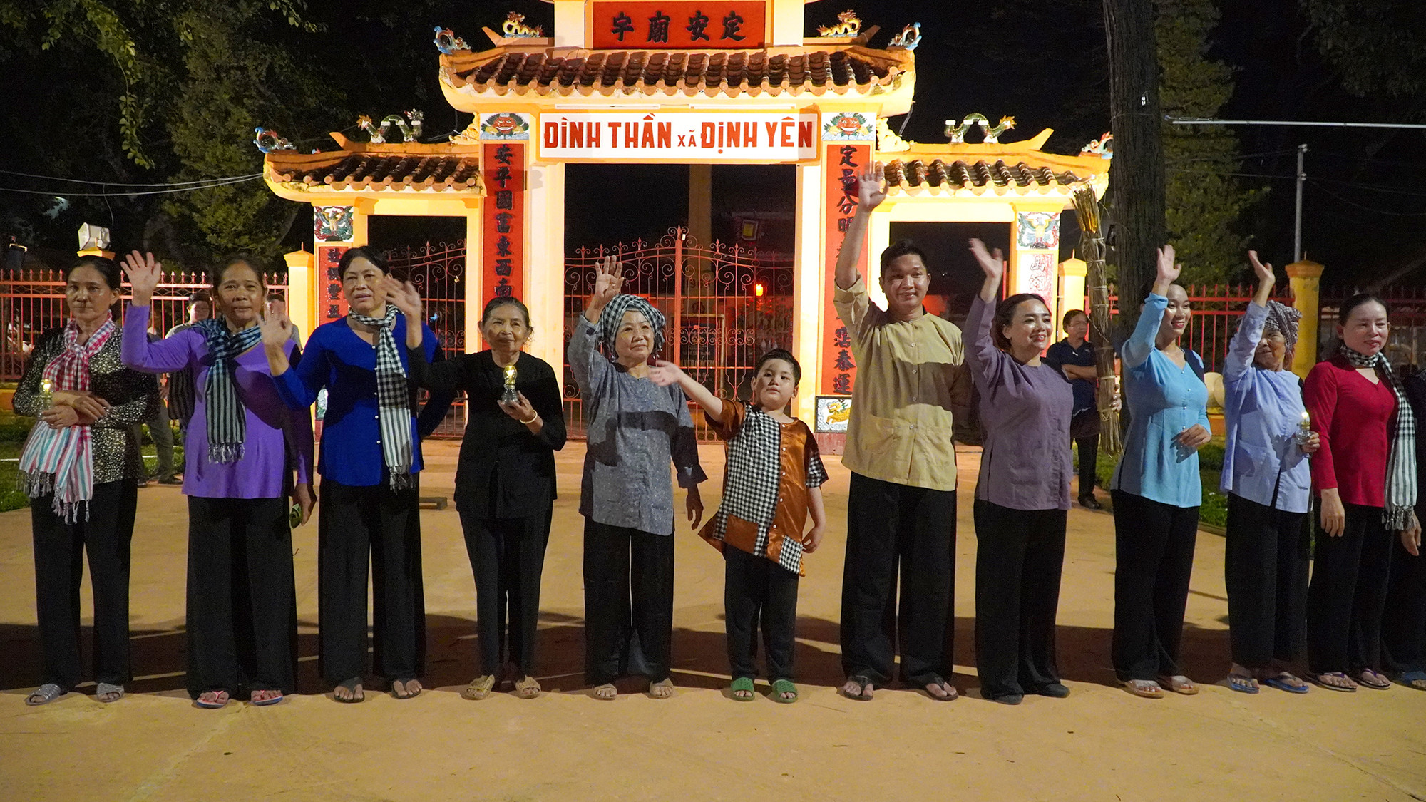 Diễn viên quần chúng vẫy tay chào khán giả. (Ảnh: HỮU NGHĨA)