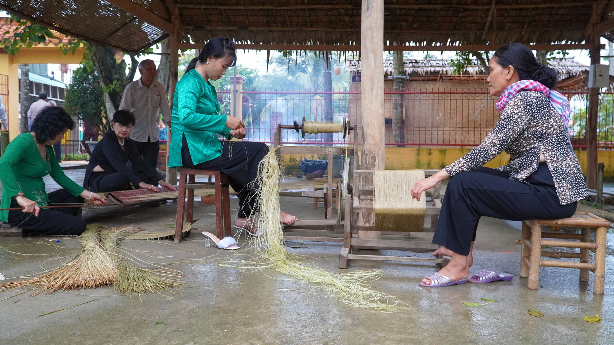 Tái hiện nghề dệt chiếu truyền thống ở Định Yên. (Ảnh: HỮU NGHĨA)
