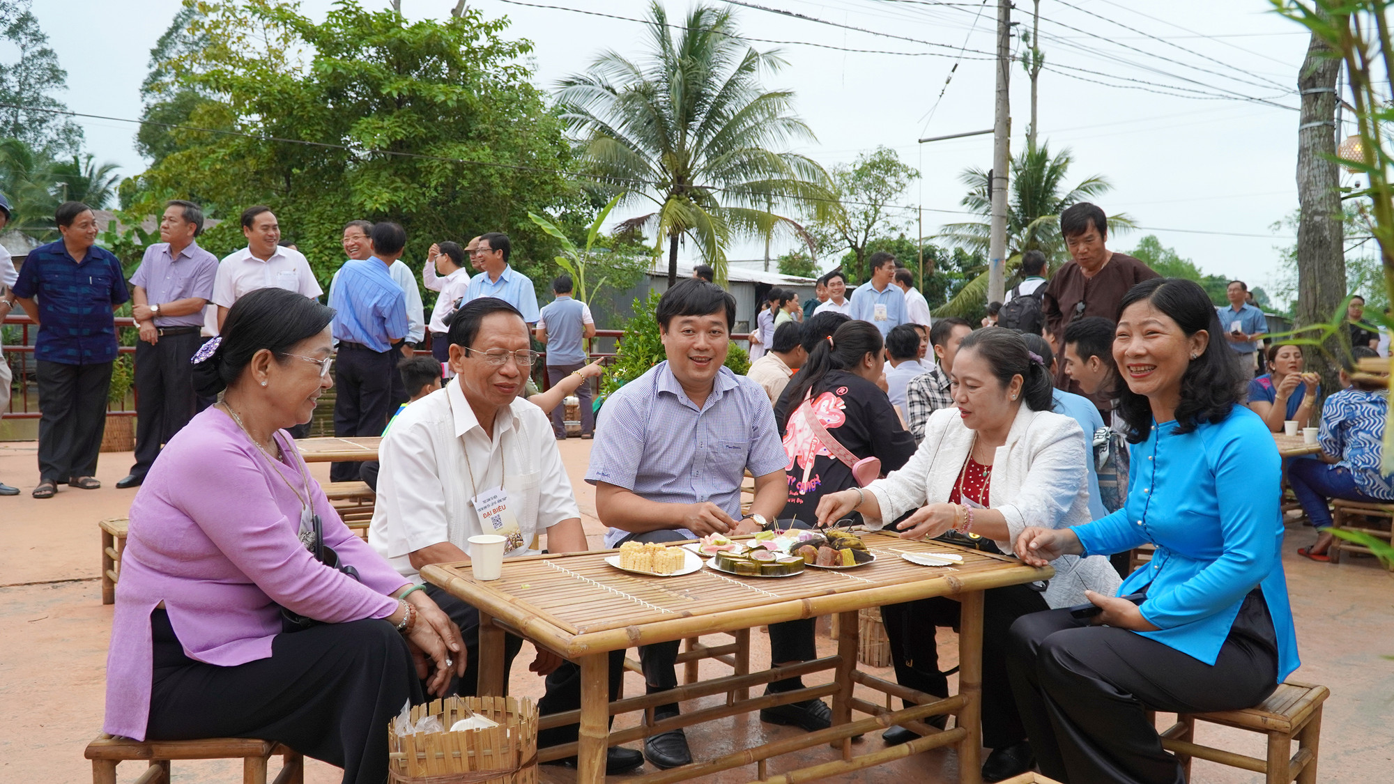 Ủy viên Trung ương Đảng, Bí thư Tỉnh ủy Đồng Tháp Lê Quốc Phong cùng lãnh đạo sở, ban, ngành, địa phương trải nghiệm khu ẩm thực tại buổi tái hiện. (Ảnh: HỮU NGHĨA)