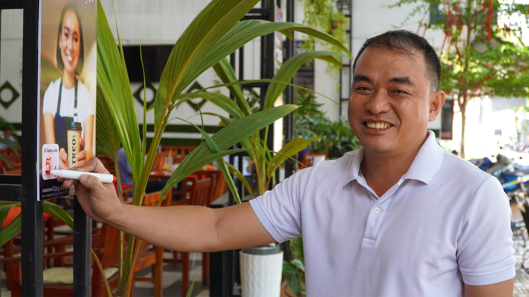 Anh Trương Công Thiện ghi số lượng cà-phê treo trong ngày.