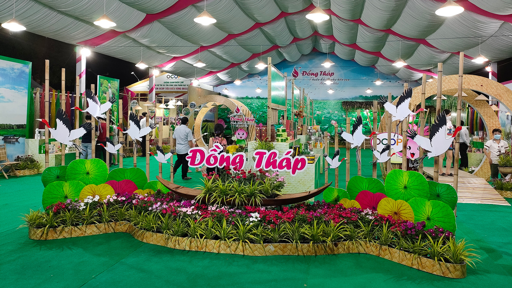 Gian hàng sản phẩm OCOP Đồng Tháp tại Diễn đàn kết nối sản phẩm OCOP vùng đồng bằng sông Cửu Long năm 2022.