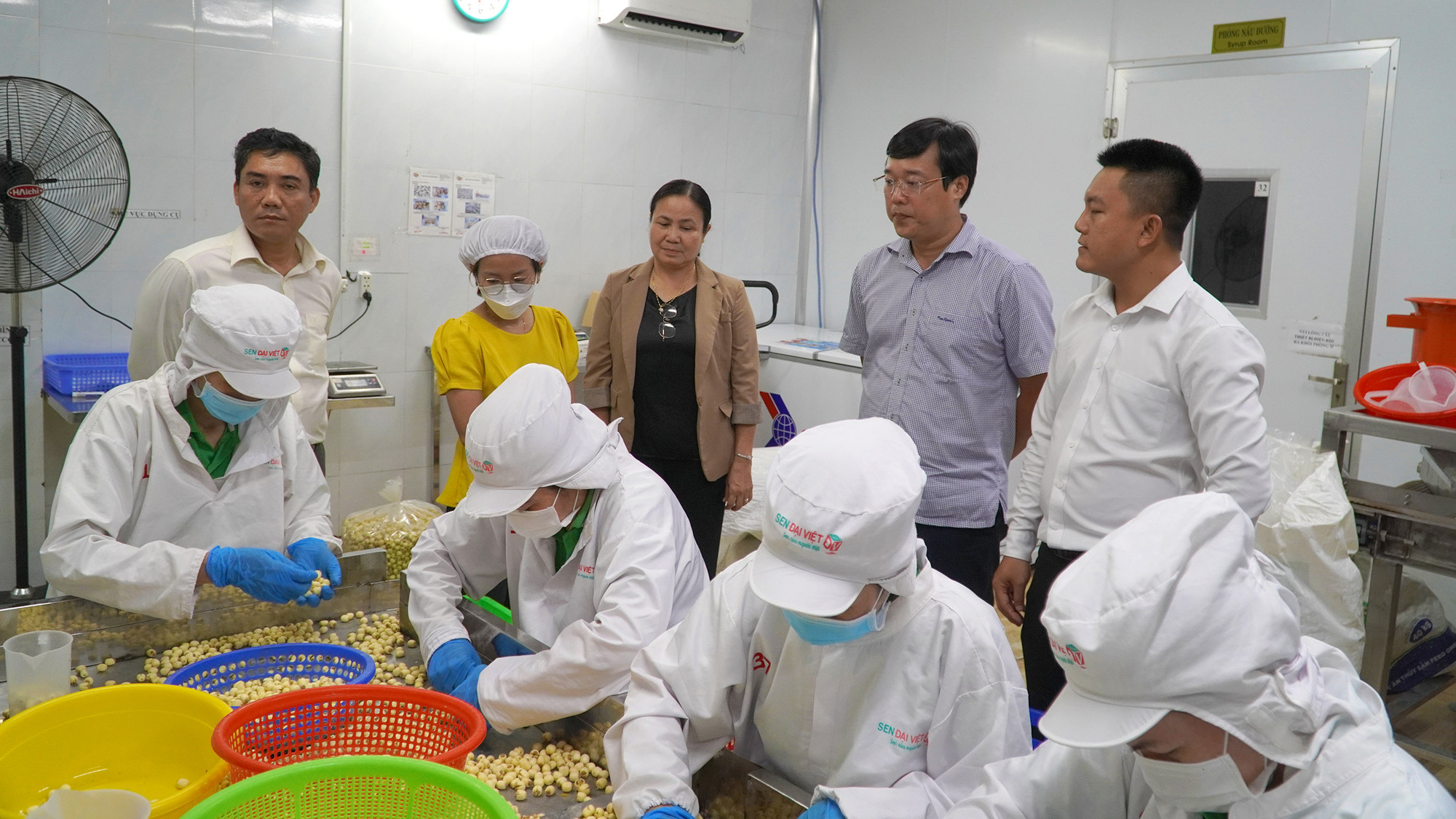 Ủy viên Trung ương Đảng, Bí thư Tỉnh ủy Đồng Tháp Lê Quốc Phong khảo sát nhà máy của Công ty cổ phần Thực phẩm Sen Đại Việt tại thị trấn Mỹ An, huyện Tháp Mười.