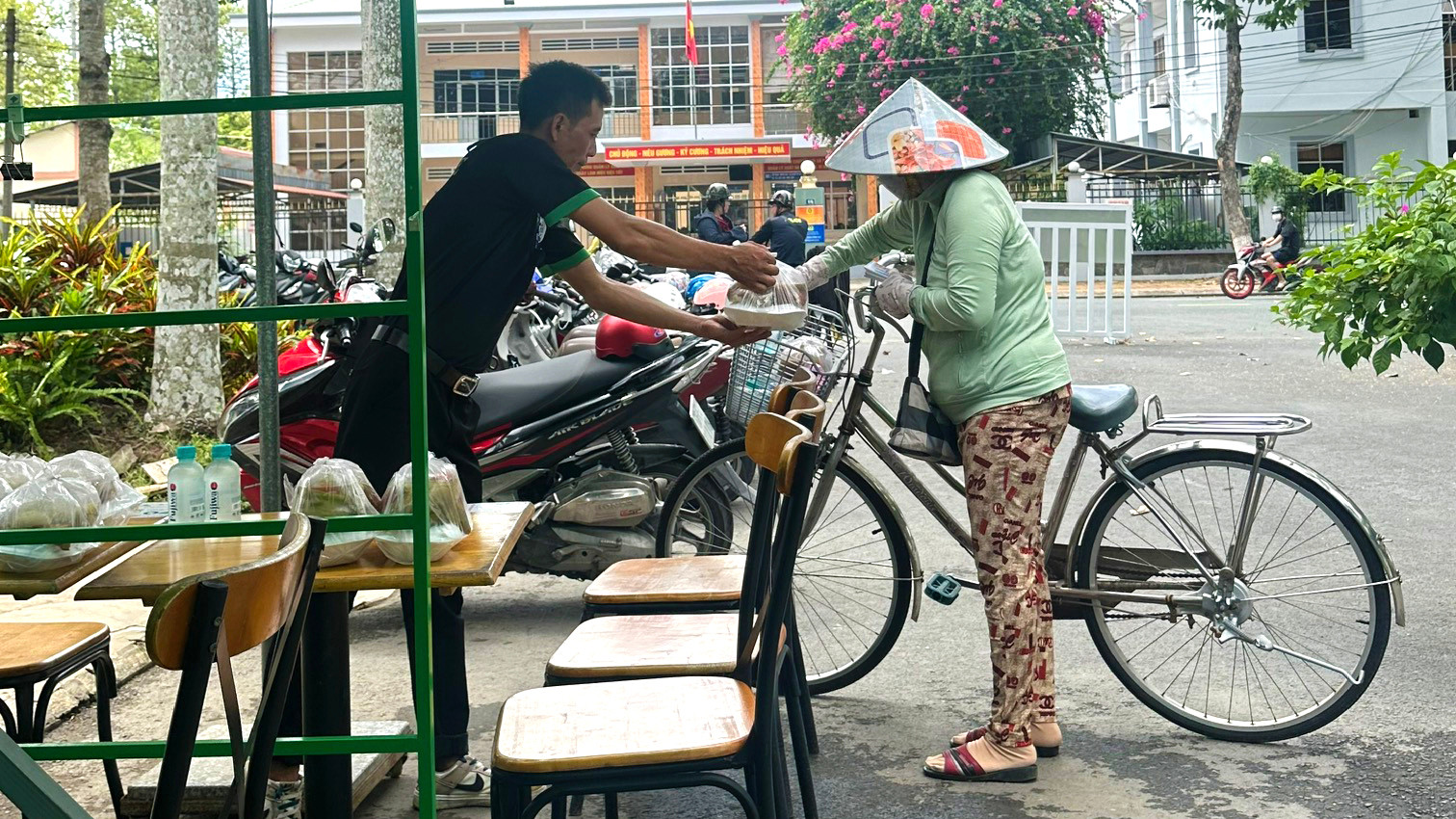 Ngoài cà-phê treo, một số quán cà-phê còn phục vụ "cơm treo".