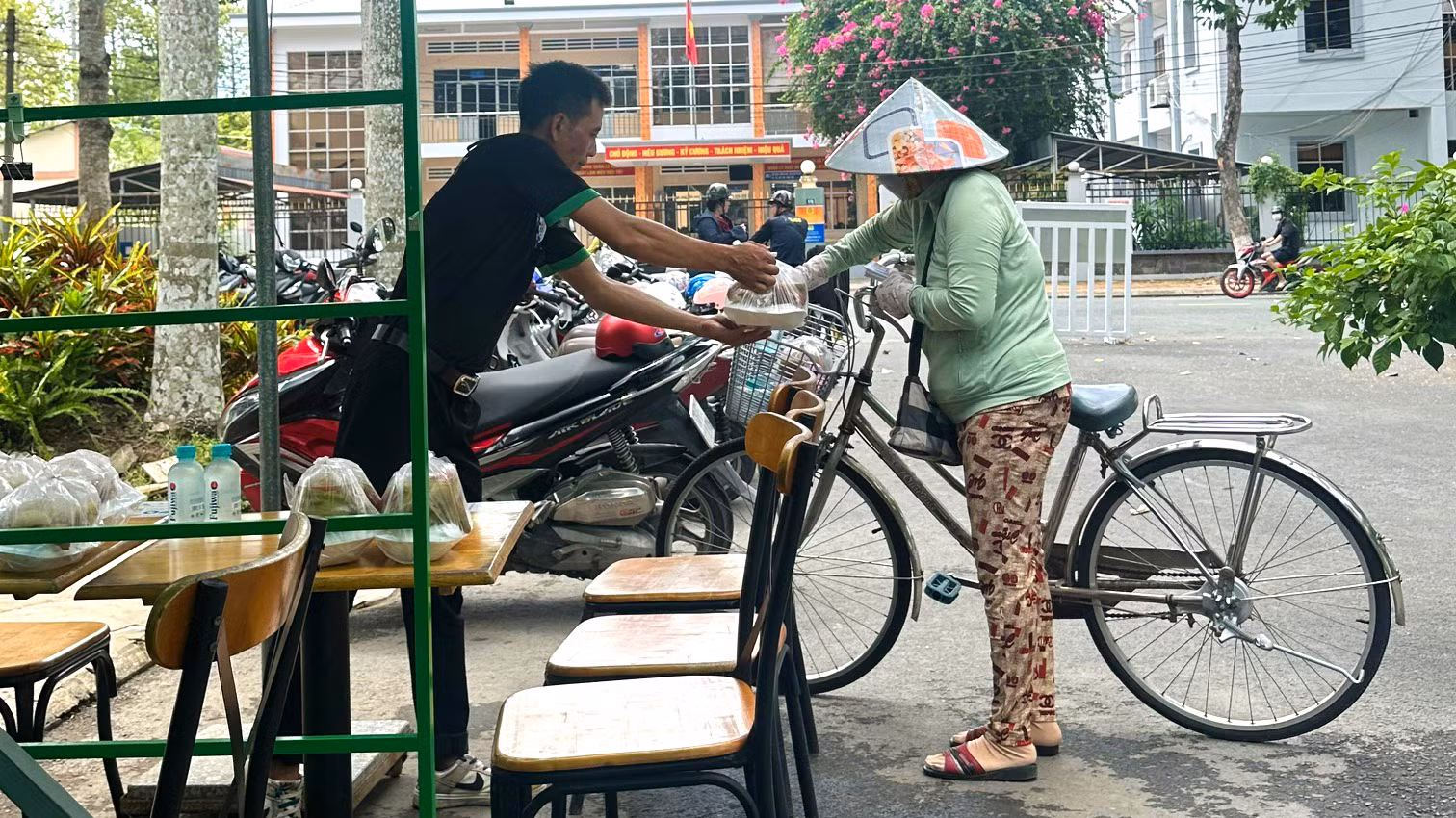 Ngoài cà-phê treo, một số quán cà-phê còn phục vụ "cơm treo".