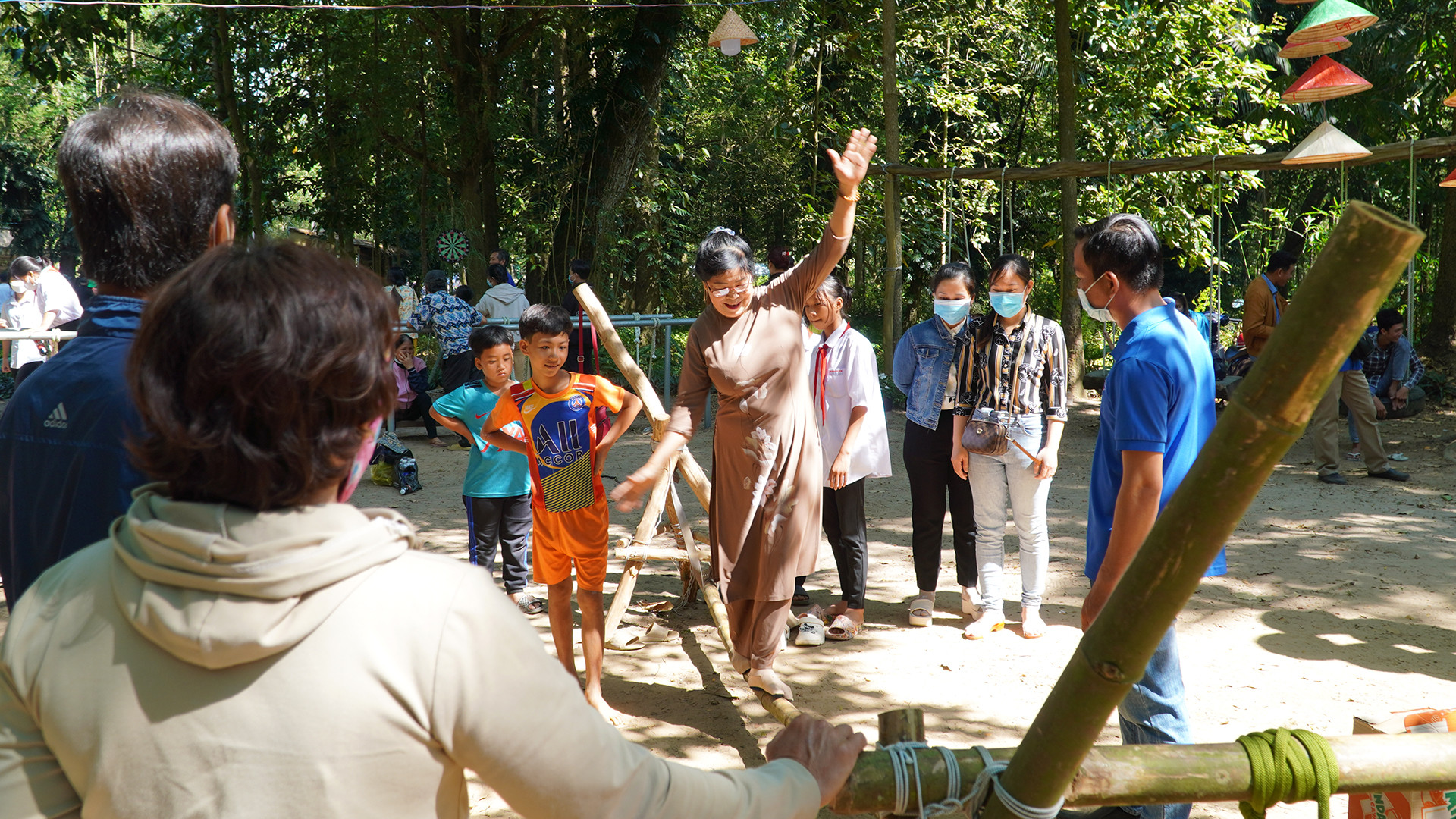 Khách thập phương tham gia trò chơi dân gian. (Ảnh: HỮU NGHĨA)